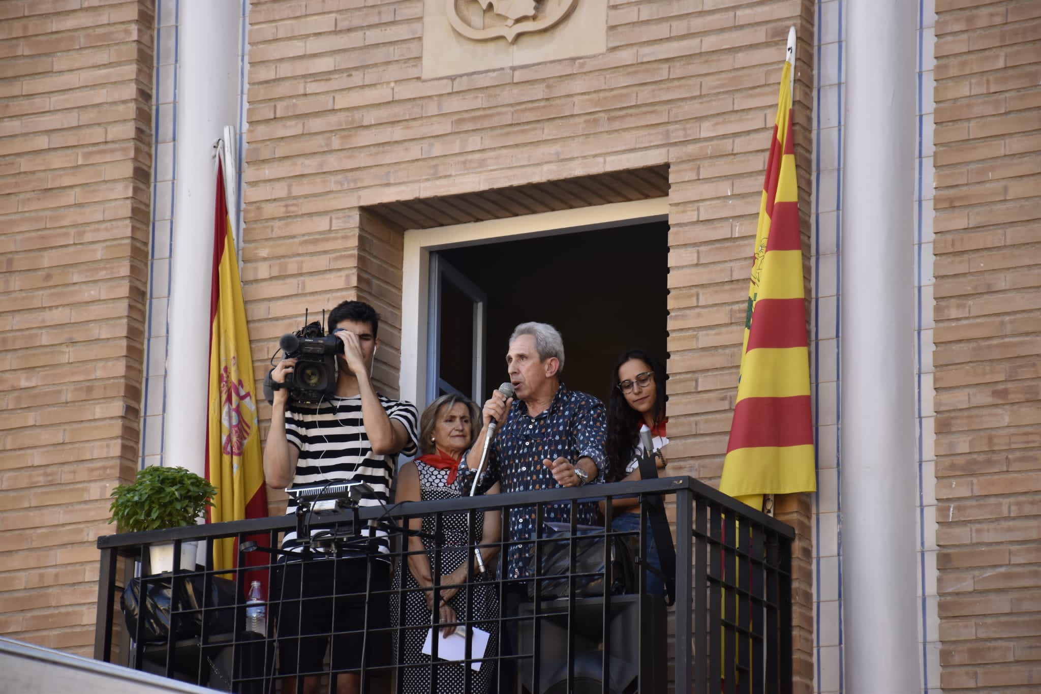 Salvador Cored, desde el balcón en el que leyó el pregón y lanzó el cohete.