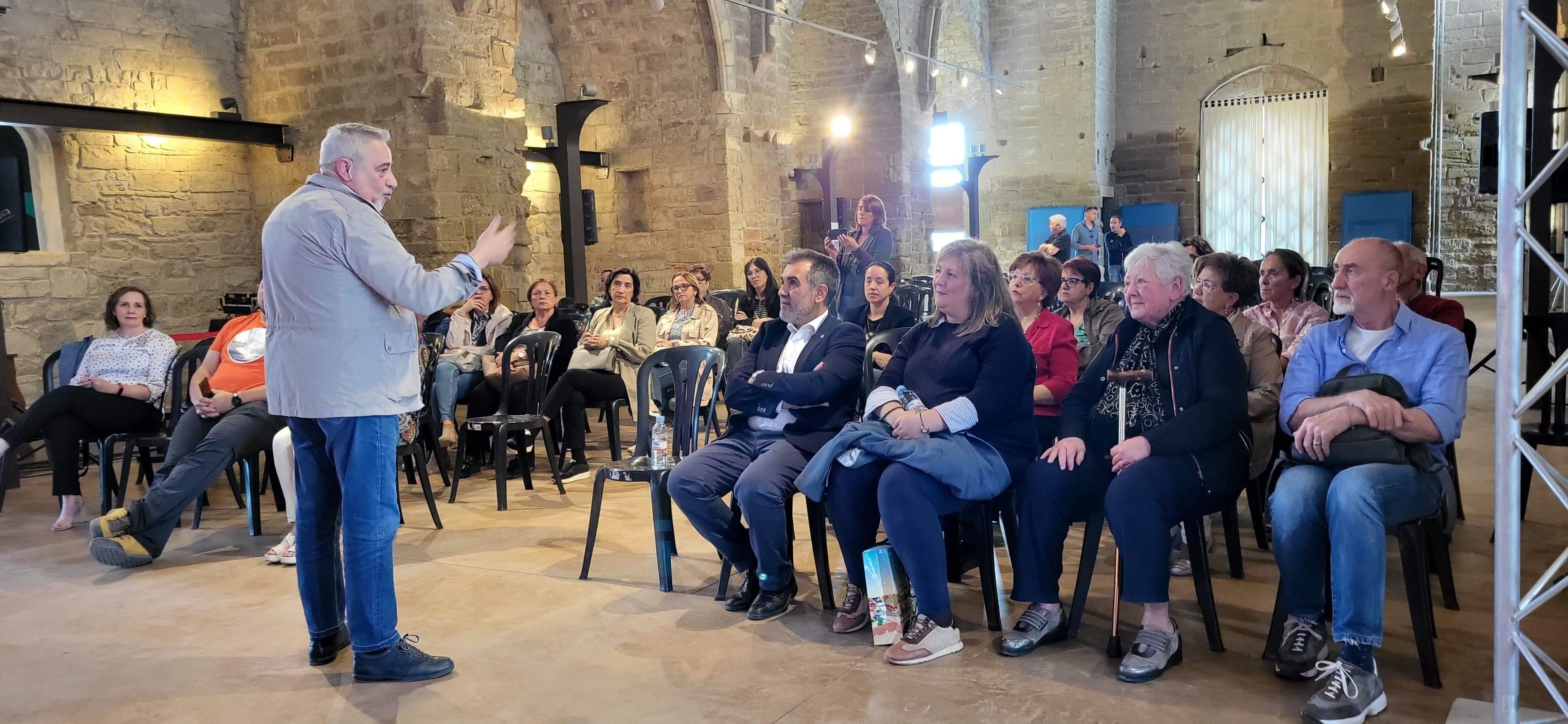 Imágenes de la donación de Miguel Ángel Lahoz a Fraga. Foto Myriam Martínez