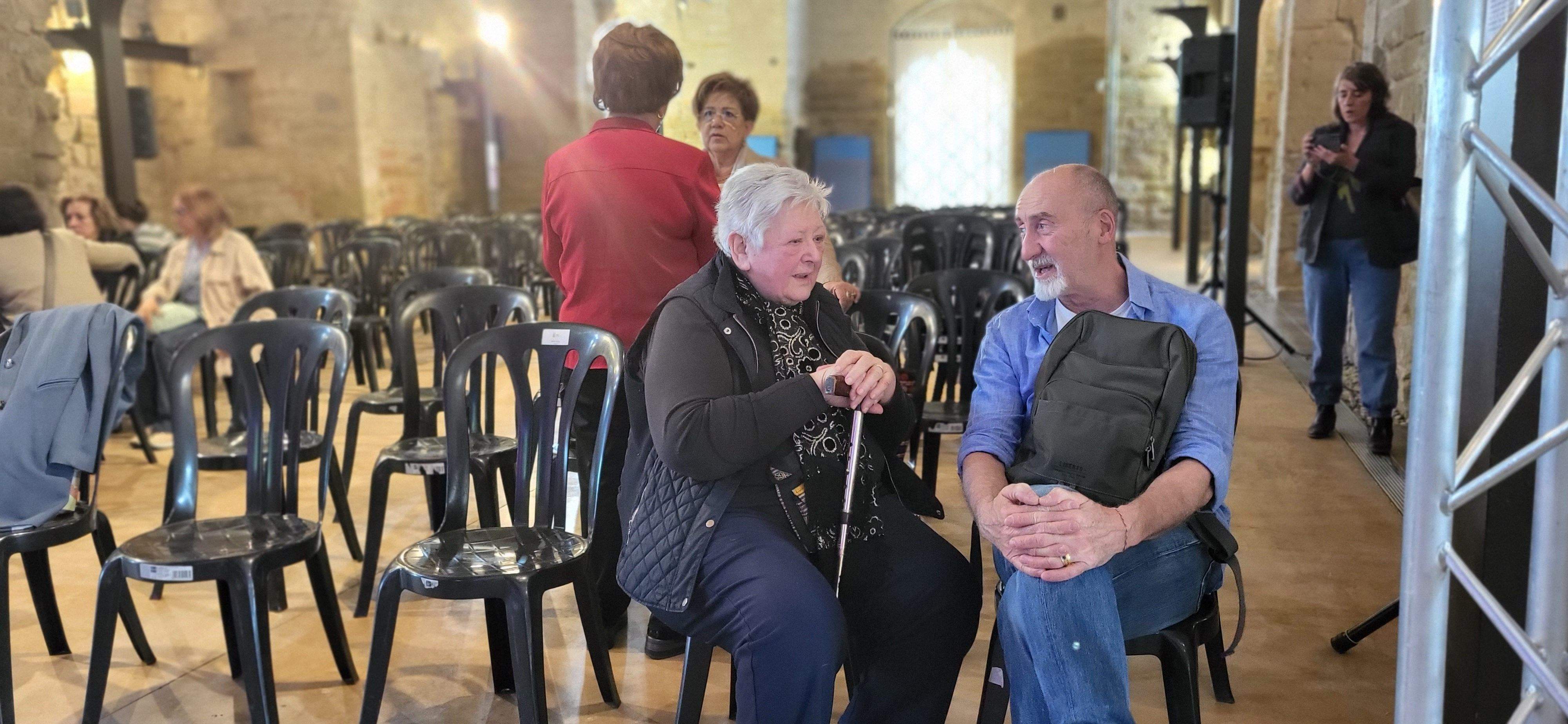 Imágenes de la donación de Miguel Ángel Lahoz a Fraga. Foto Myriam Martínez