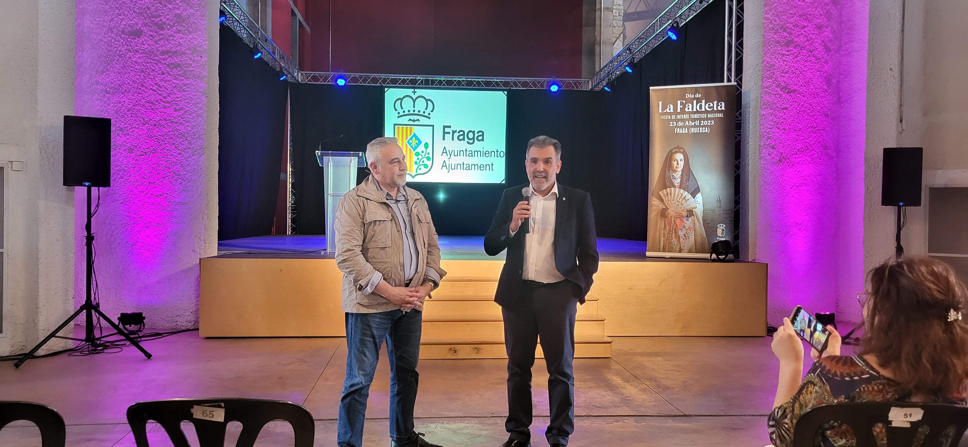 Imágenes de la donación de Miguel Ángel Lahoz a Fraga. Foto Myriam Martínez