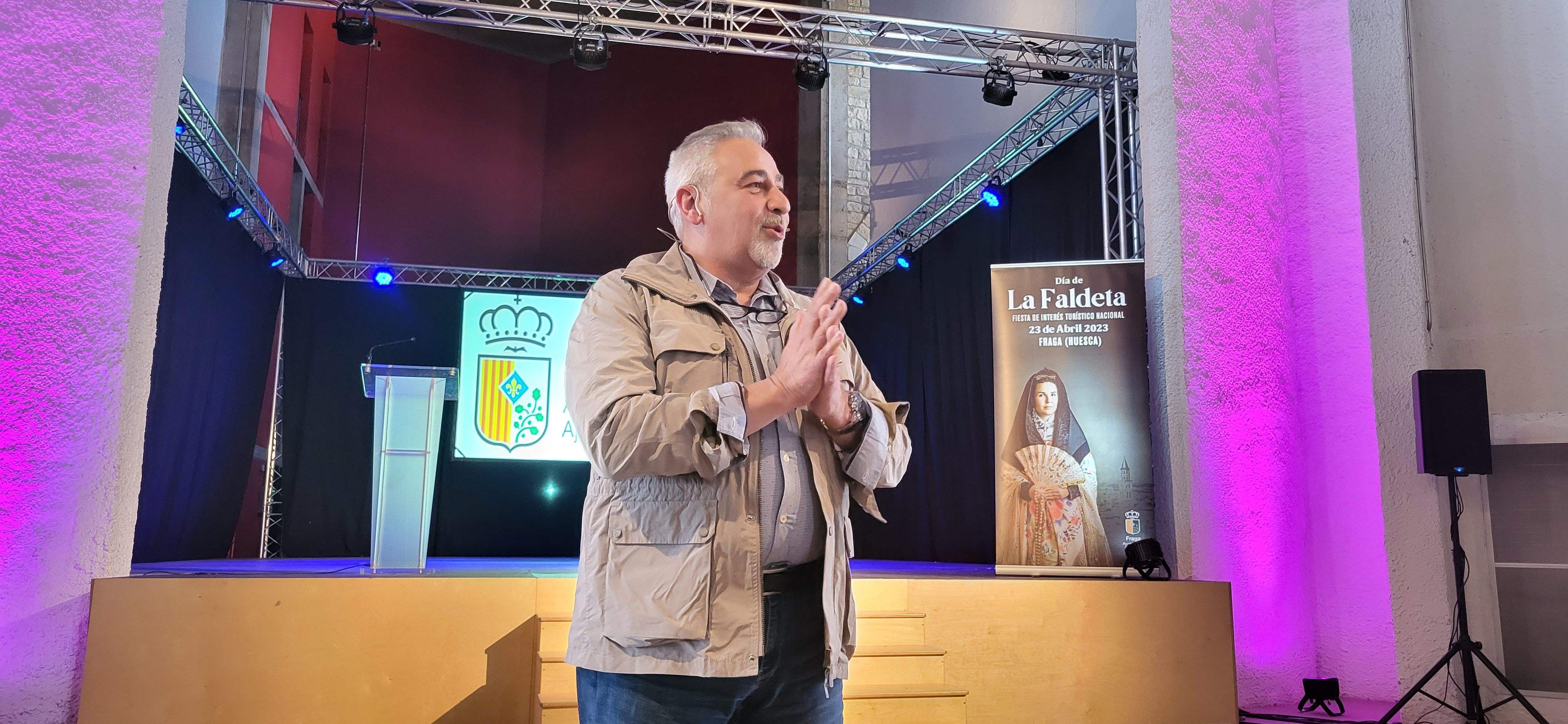 Imágenes de la donación de Miguel Ángel Lahoz a Fraga. Foto Myriam Martínez