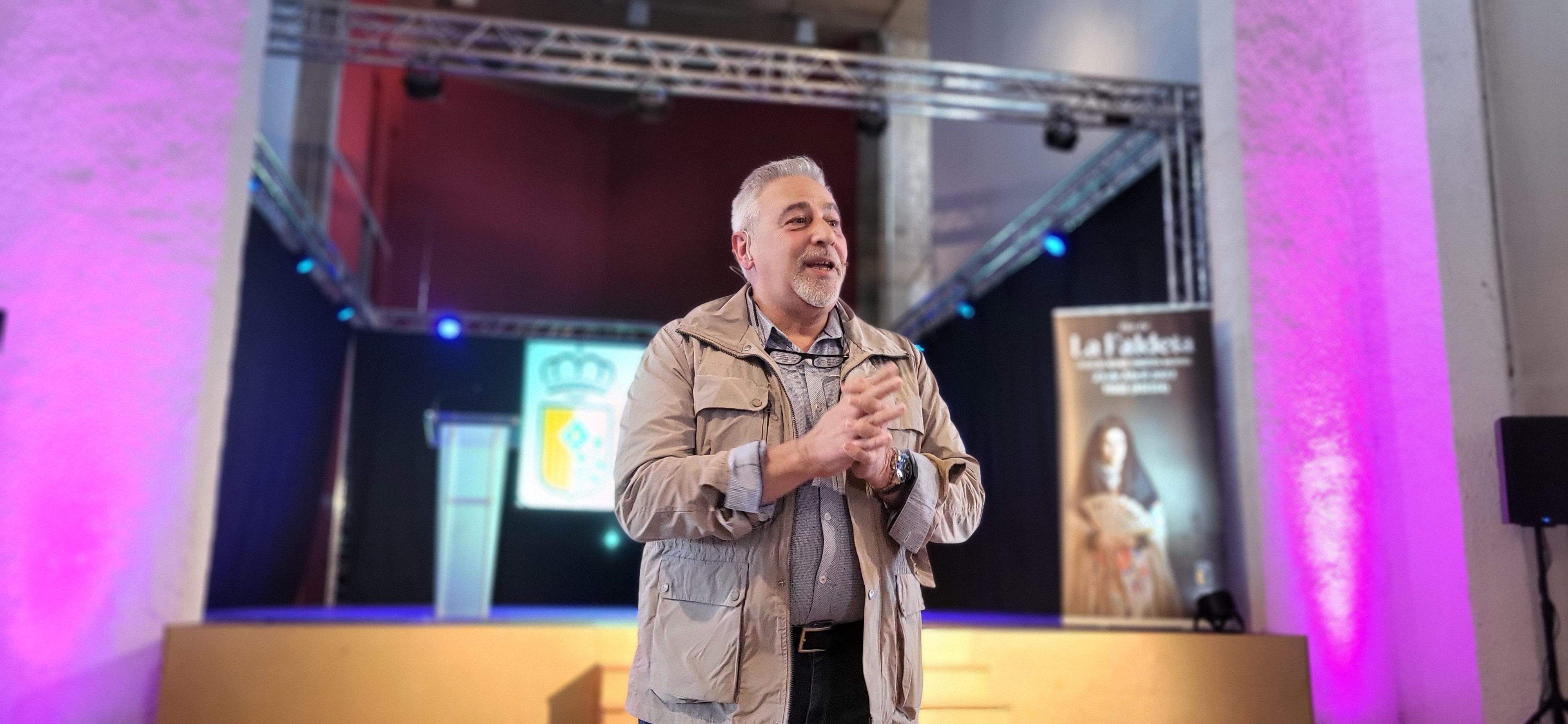 Imágenes de la donación de Miguel Ángel Lahoz a Fraga. Foto Myriam Martínez