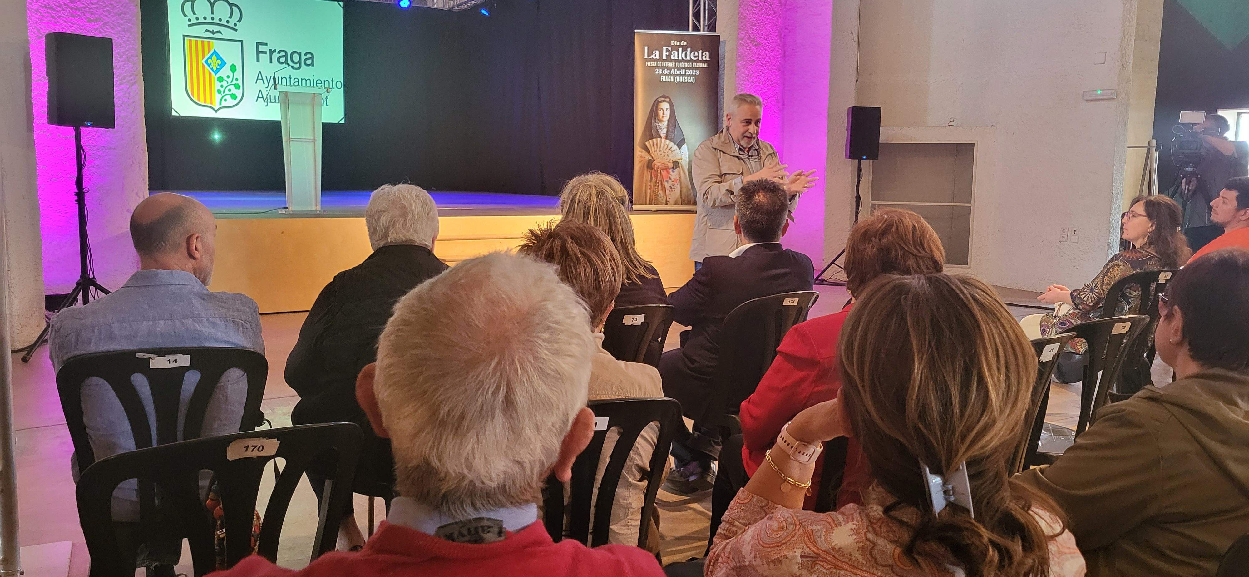 Imágenes de la donación de Miguel Ángel Lahoz a Fraga. Foto Myriam Martínez