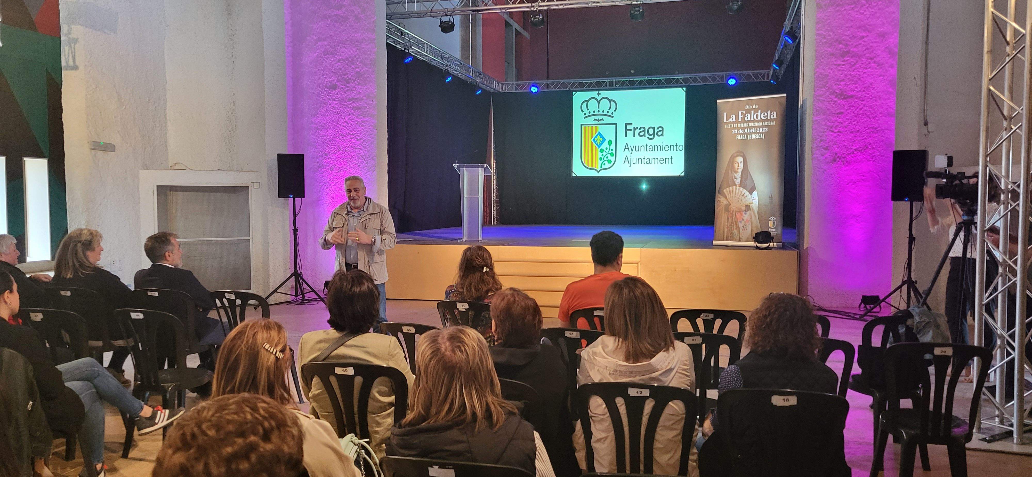 Imágenes de la donación de Miguel Ángel Lahoz a Fraga. Foto Myriam Martínez