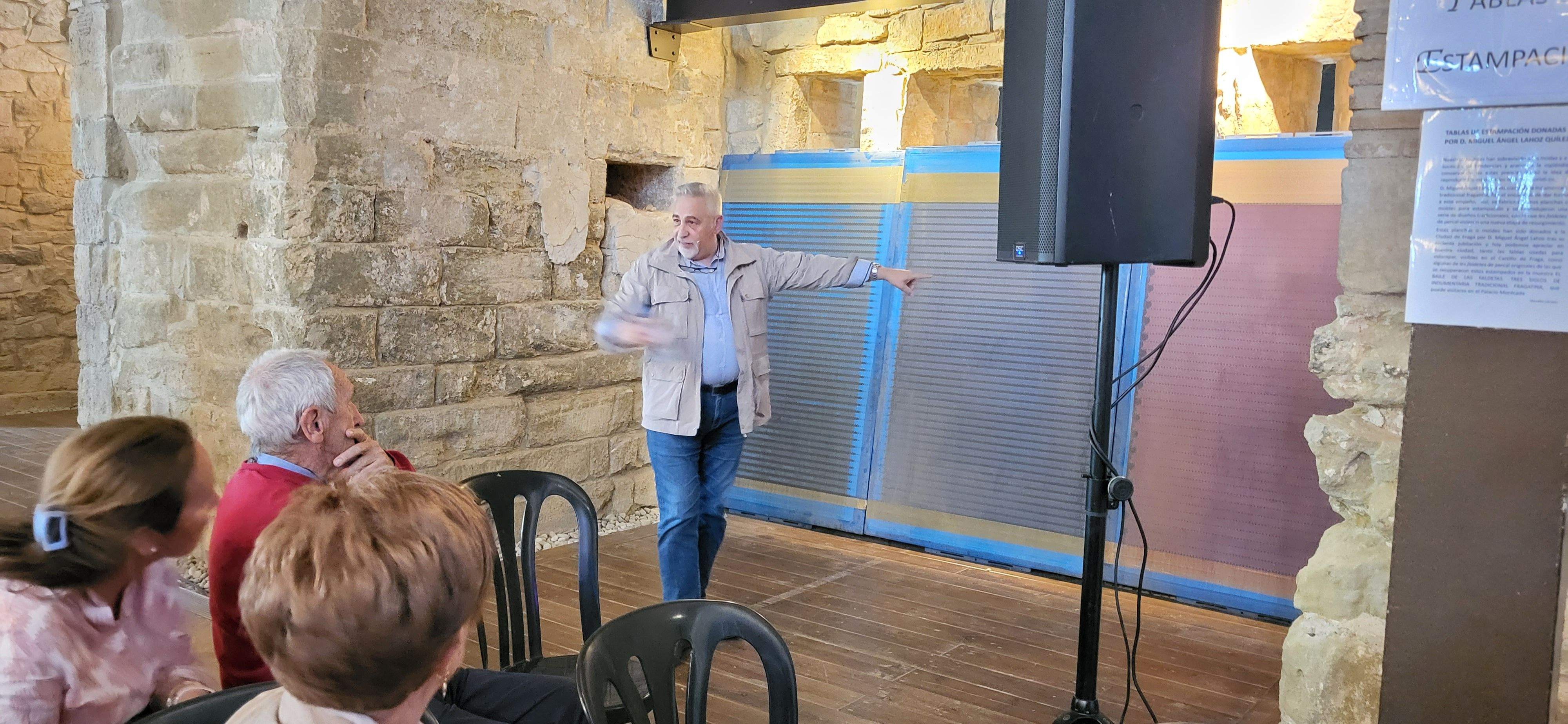 Imágenes de la donación de Miguel Ángel Lahoz a Fraga. Foto Myriam Martínez