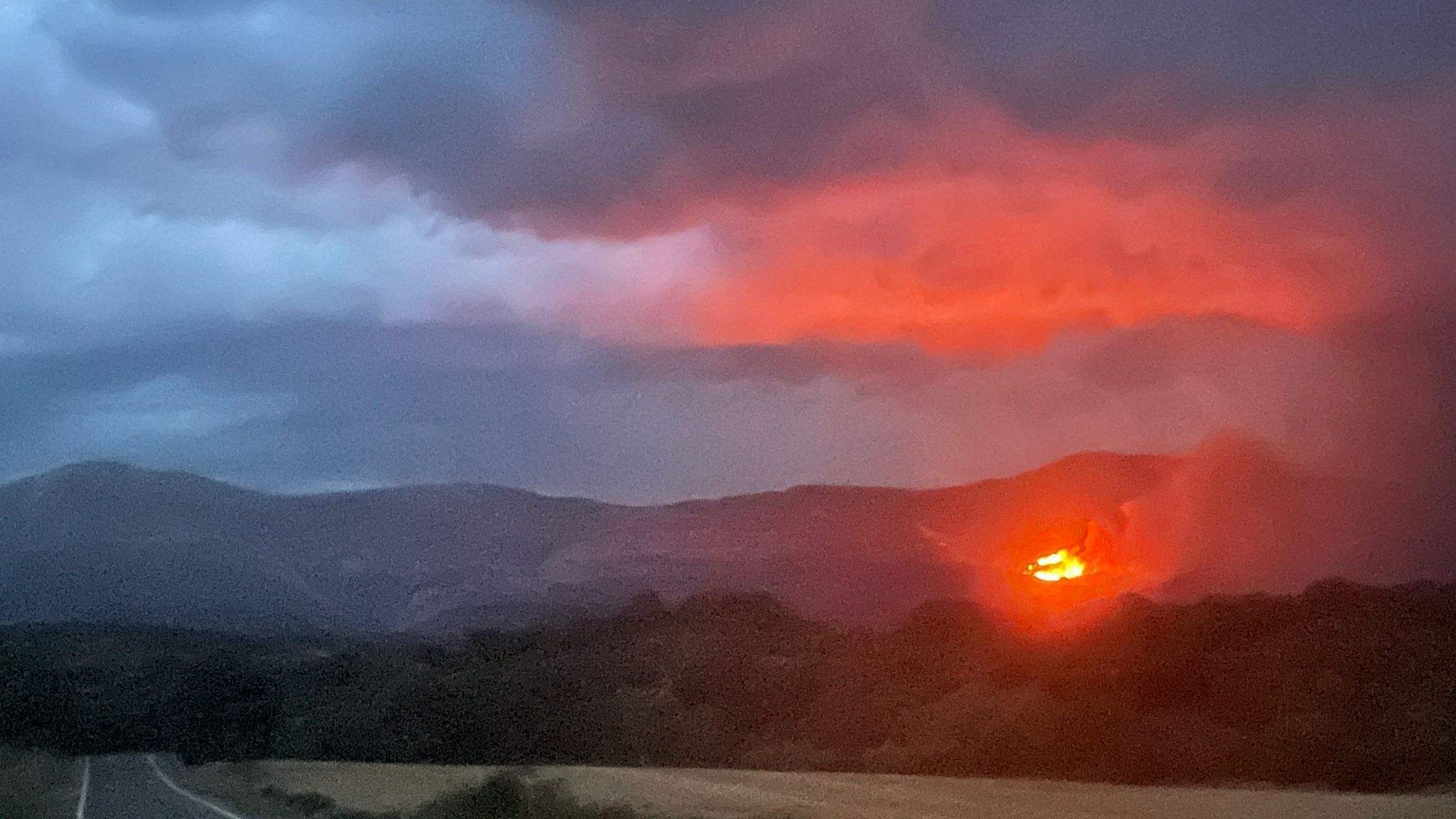Vista del fuego cerca de la ermita de Arraro.