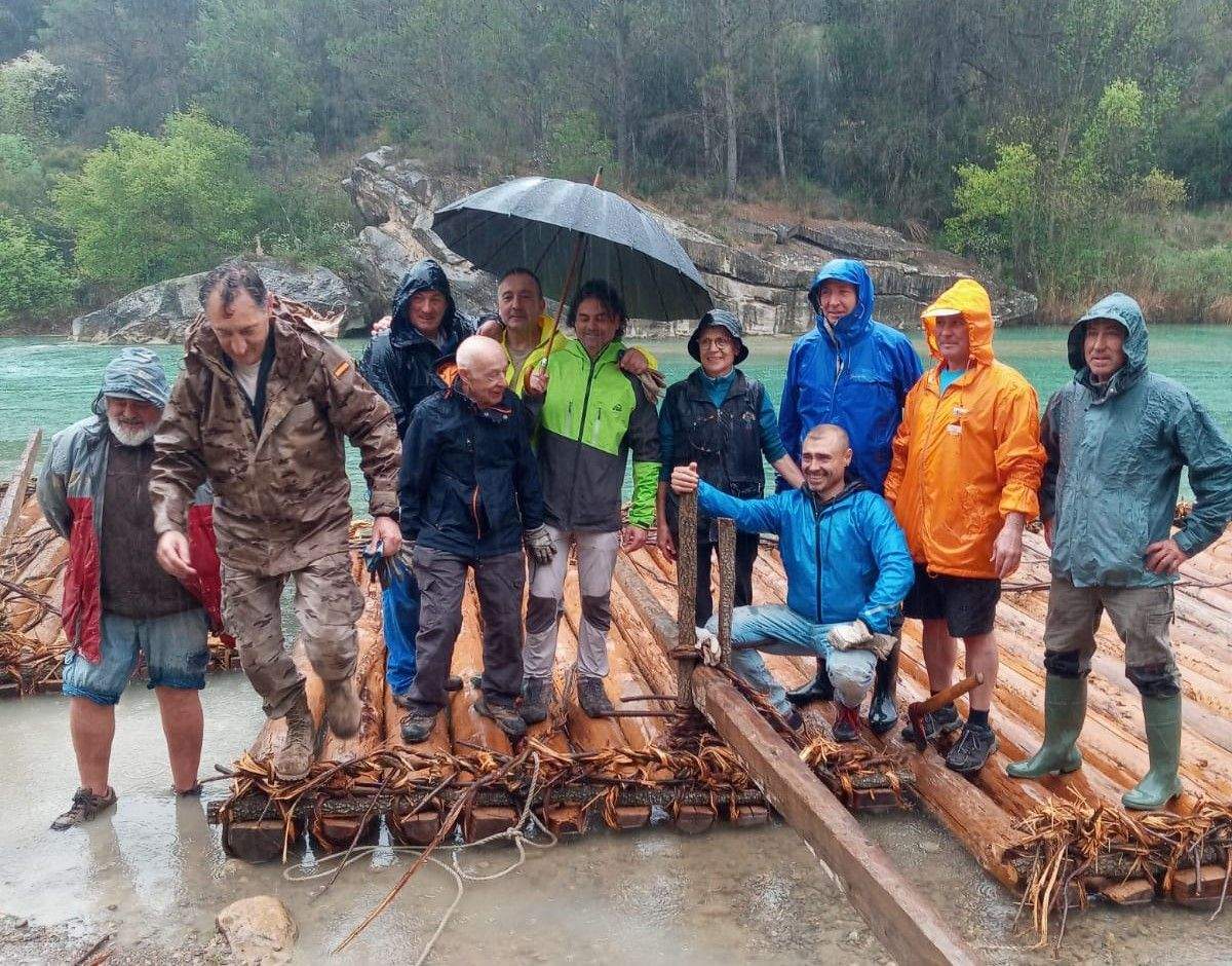 Los navateros han culminado los trabajos para la bajada de este domingo por el Gállego.