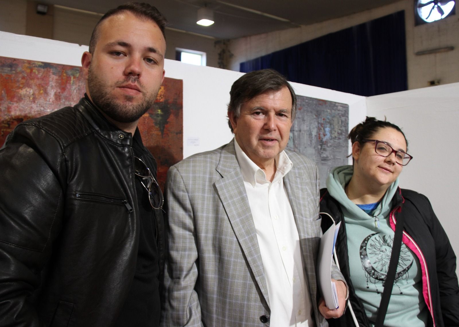 Gorgonio Sanjuán (centro), junto a Carlos A. Migliaccio (historiador) y Marina de Francisco (fotógrafa). Foto Carlos Neofato