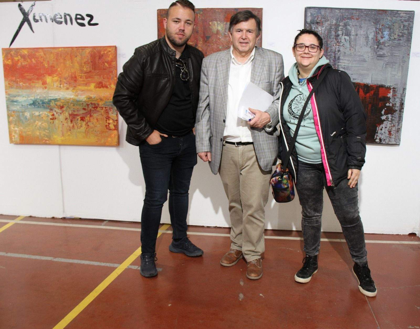 Gorgonio Sanjuán (centro), junto a Carlos A. Migliaccio (historiador) y Marina de Francisco (fotógrafa). Foto Carlos Neofato