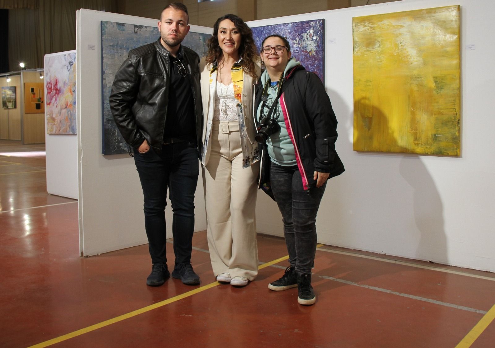 Verónica Ximénez (centro), junto a Carlos A. Migliaccio (historiador) y Marina de Francisco (fotógrafa). Foto Carlos Neofato