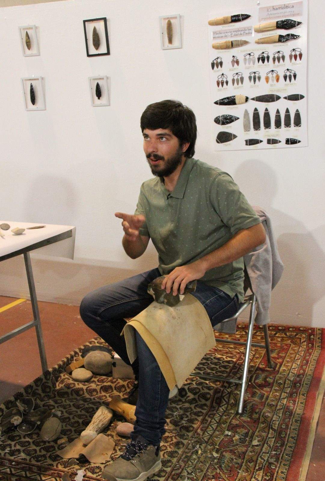 Martín García Natale.  Elaboración herramientas líticas. Foto Carlos Neofato