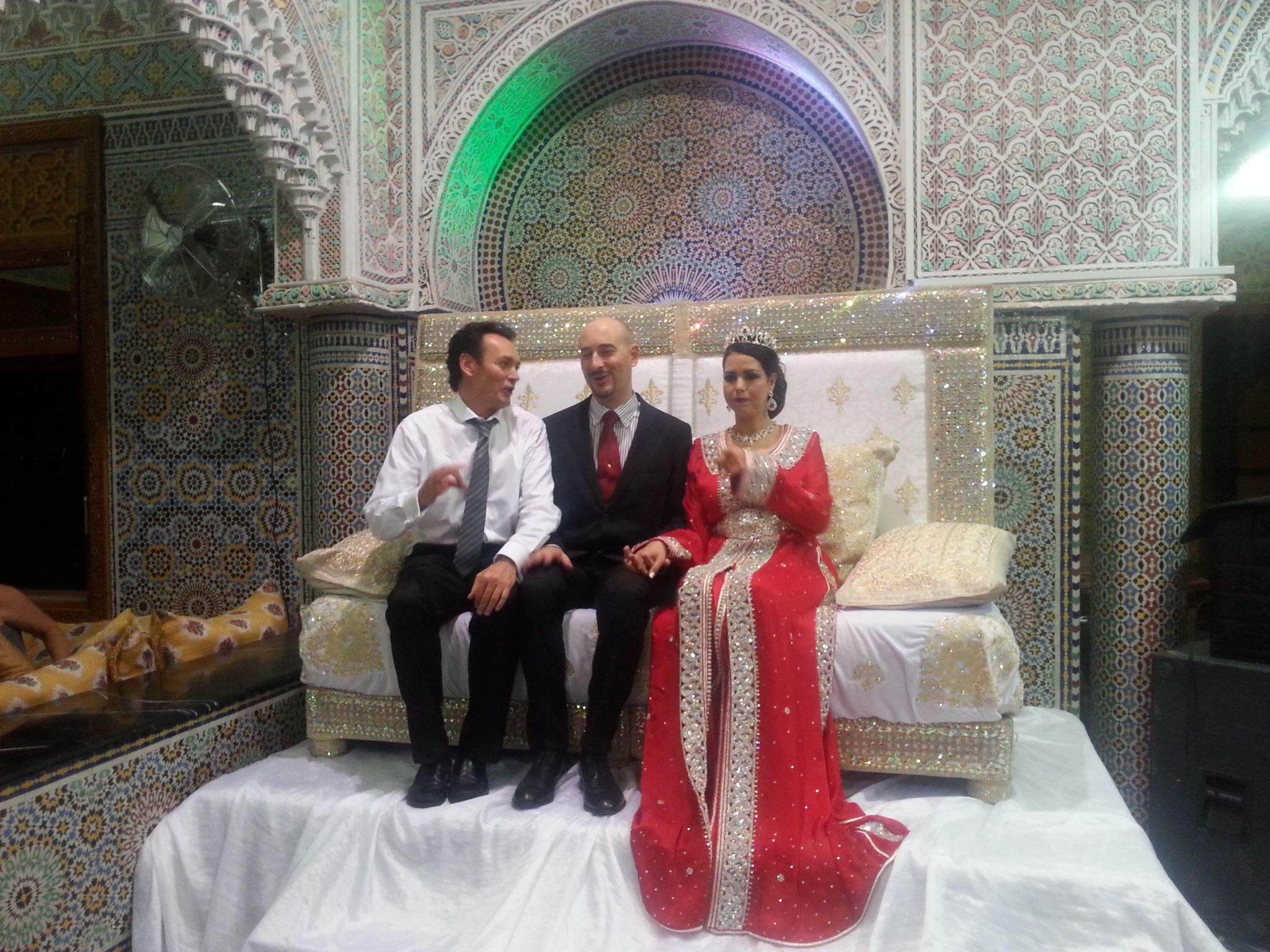 Marco Pascual con los novios en Marruecos