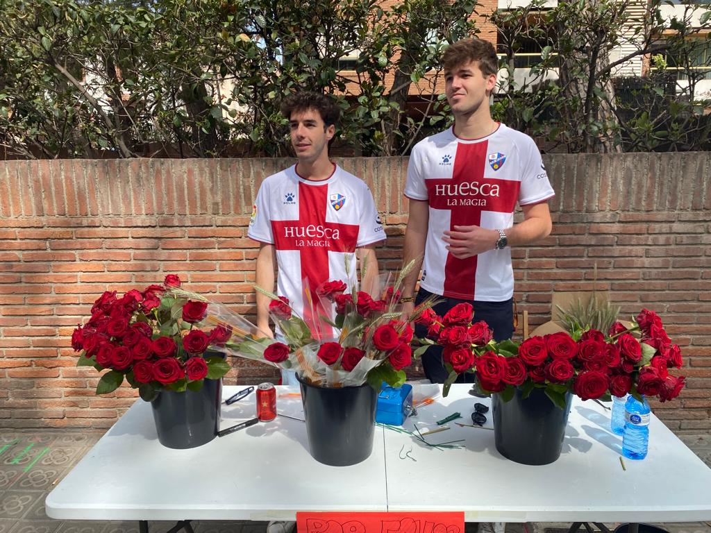 Pepe Fuster Fabra y Álex Plans, con las rosas en venta en La Bonanova