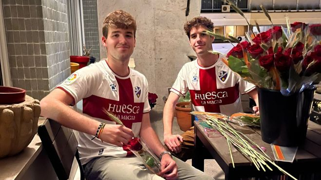 Álex y Pepe con la camiseta del Huesca y los preparativos del día de Sant Jordi