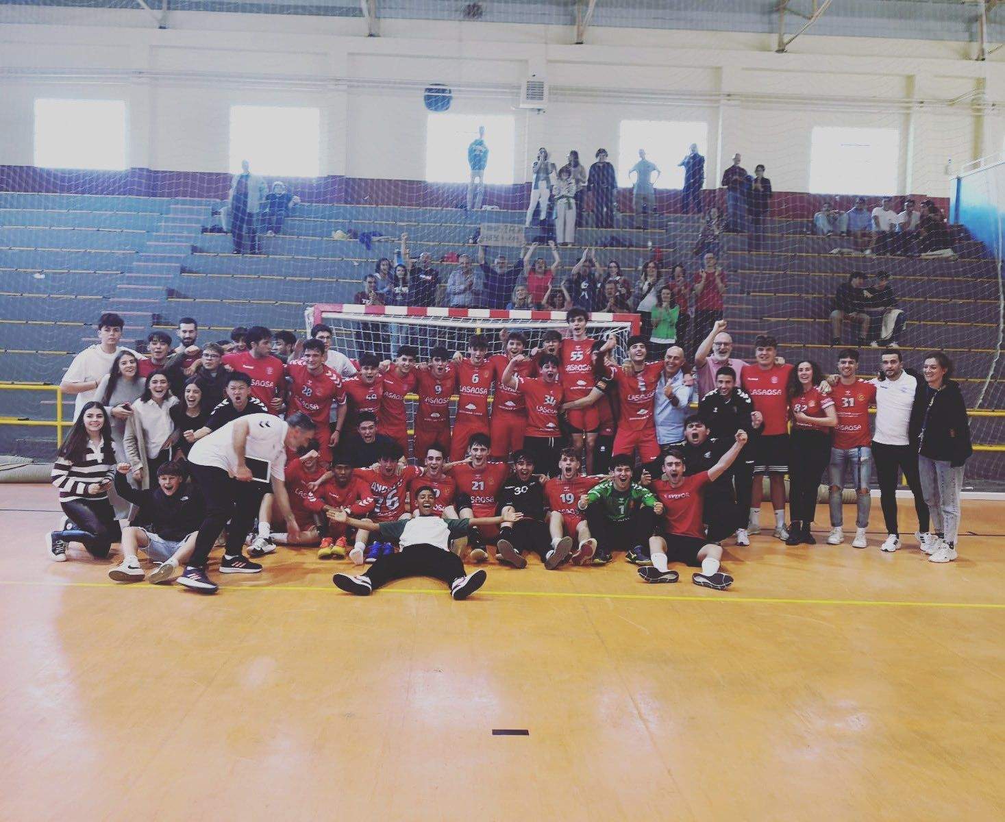 Plantilla y cuerpo técnico de Balonmano Huesca Lasaosa Juvenil tras vencer este sábado a Casablanca. Foto: Bada Huesca