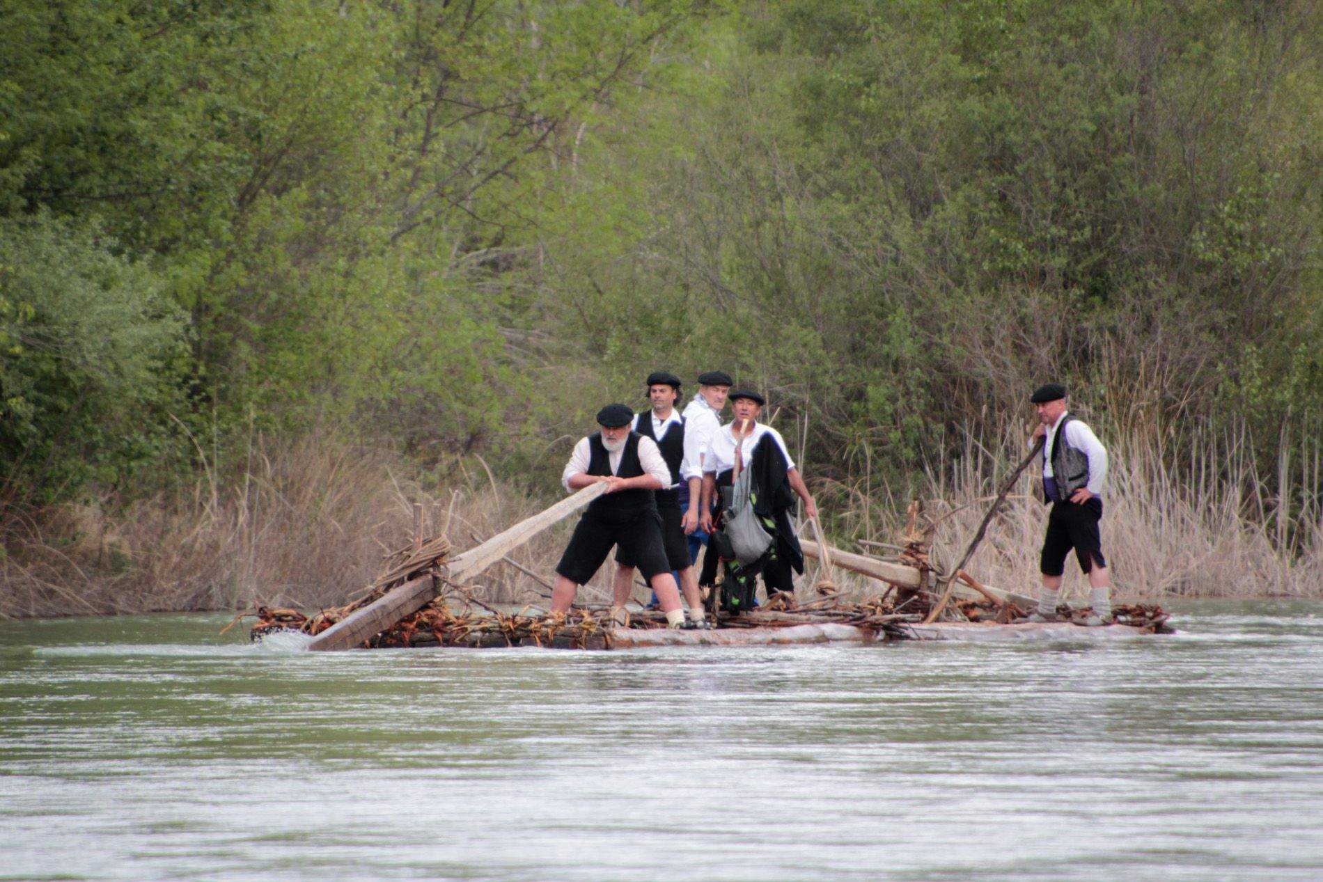 Descenso de navatas por el río Gállego. Foto: Amagoia La Cruz 