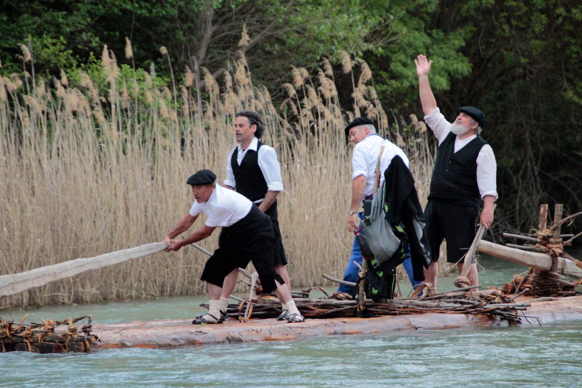 Descenso de navatas por el río Gállego. Foto: Amagoia La Cruz 