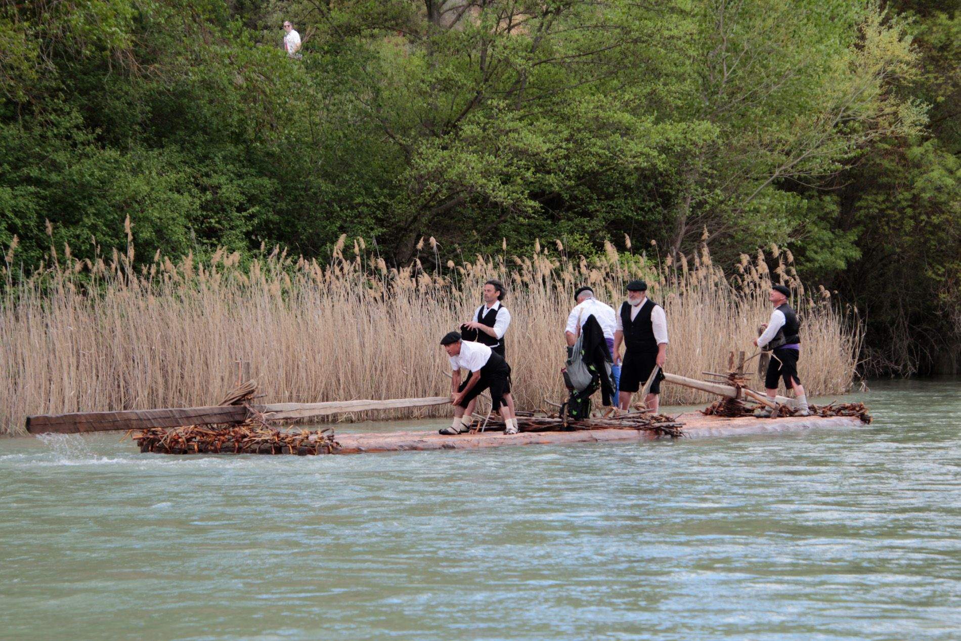 Descenso de navatas por el río Gállego. Foto: Amagoia La Cruz 