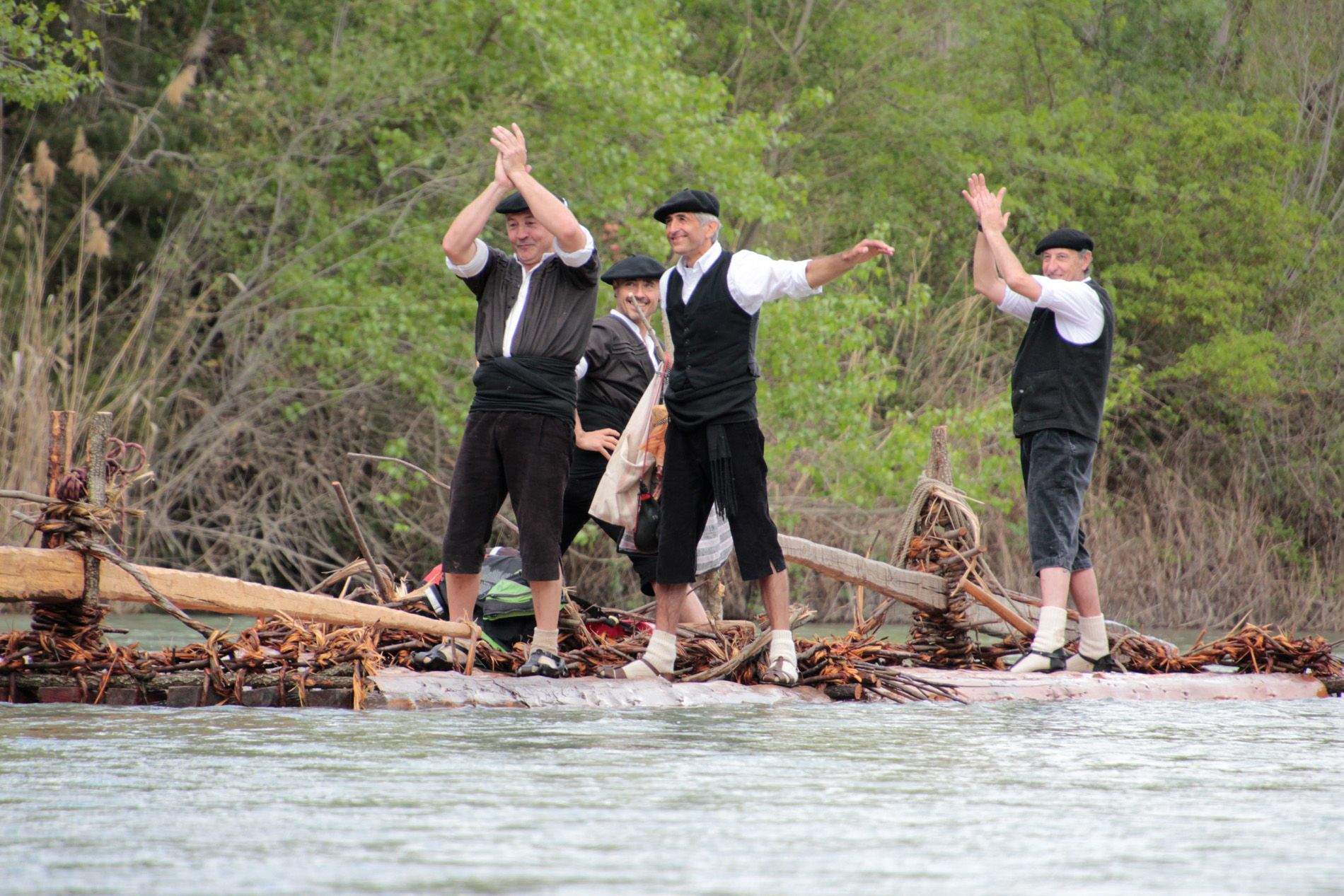Descenso de navatas por el río Gállego. Foto: Amagoia La Cruz 