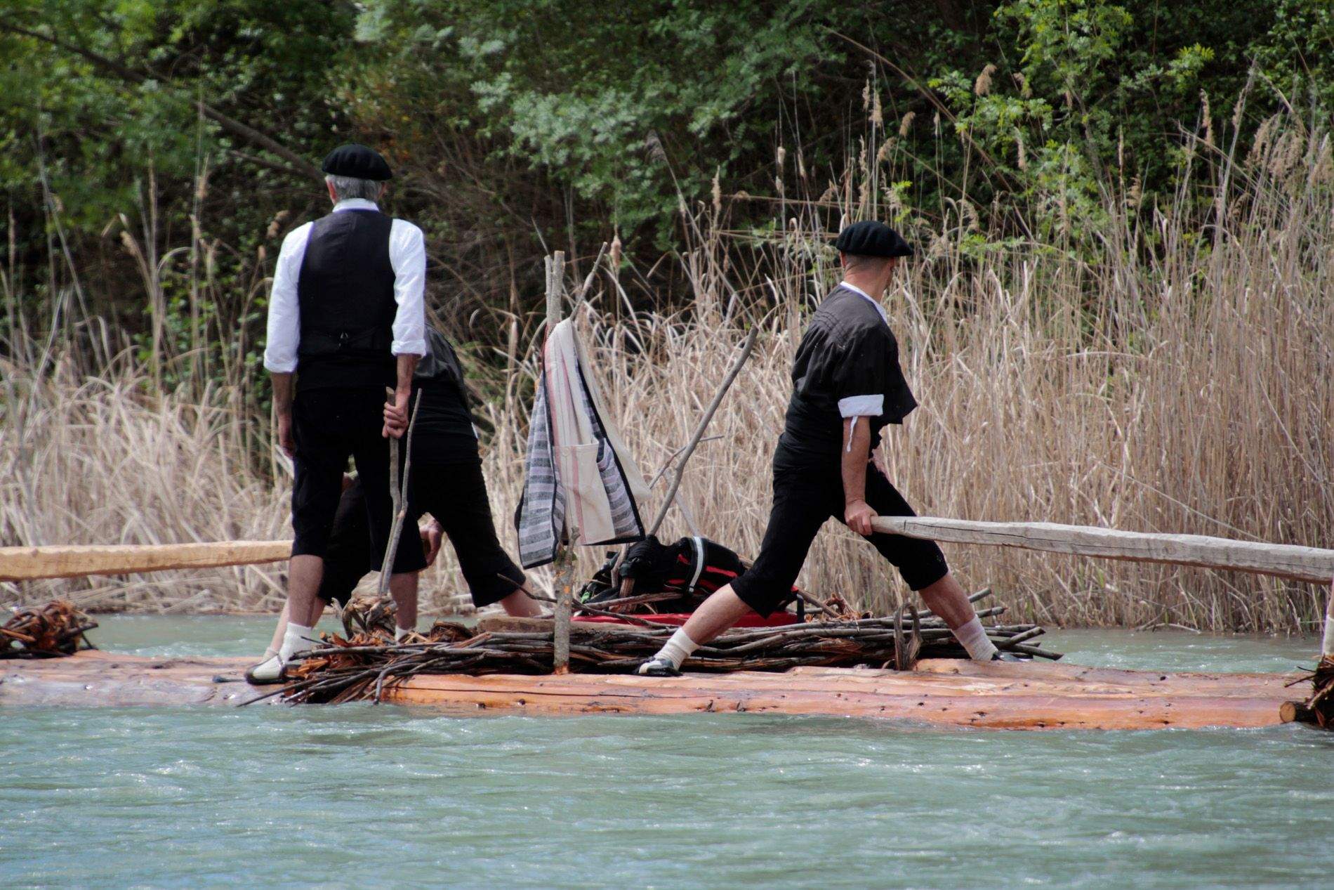 Descenso de navatas por el río Gállego. Foto: Amagoia La Cruz 