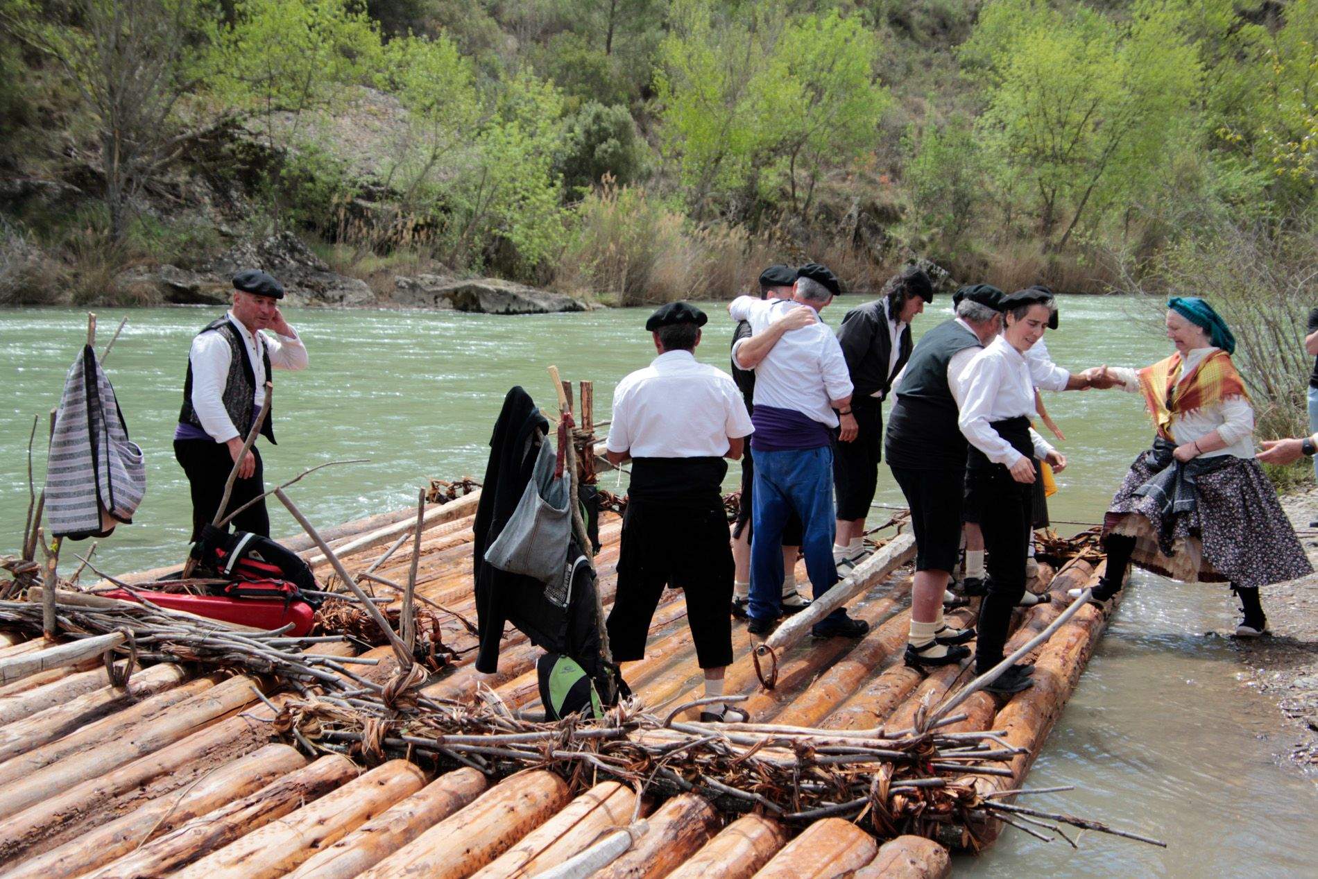 Descenso de navatas por el río Gállego. Foto: Amagoia La Cruz 