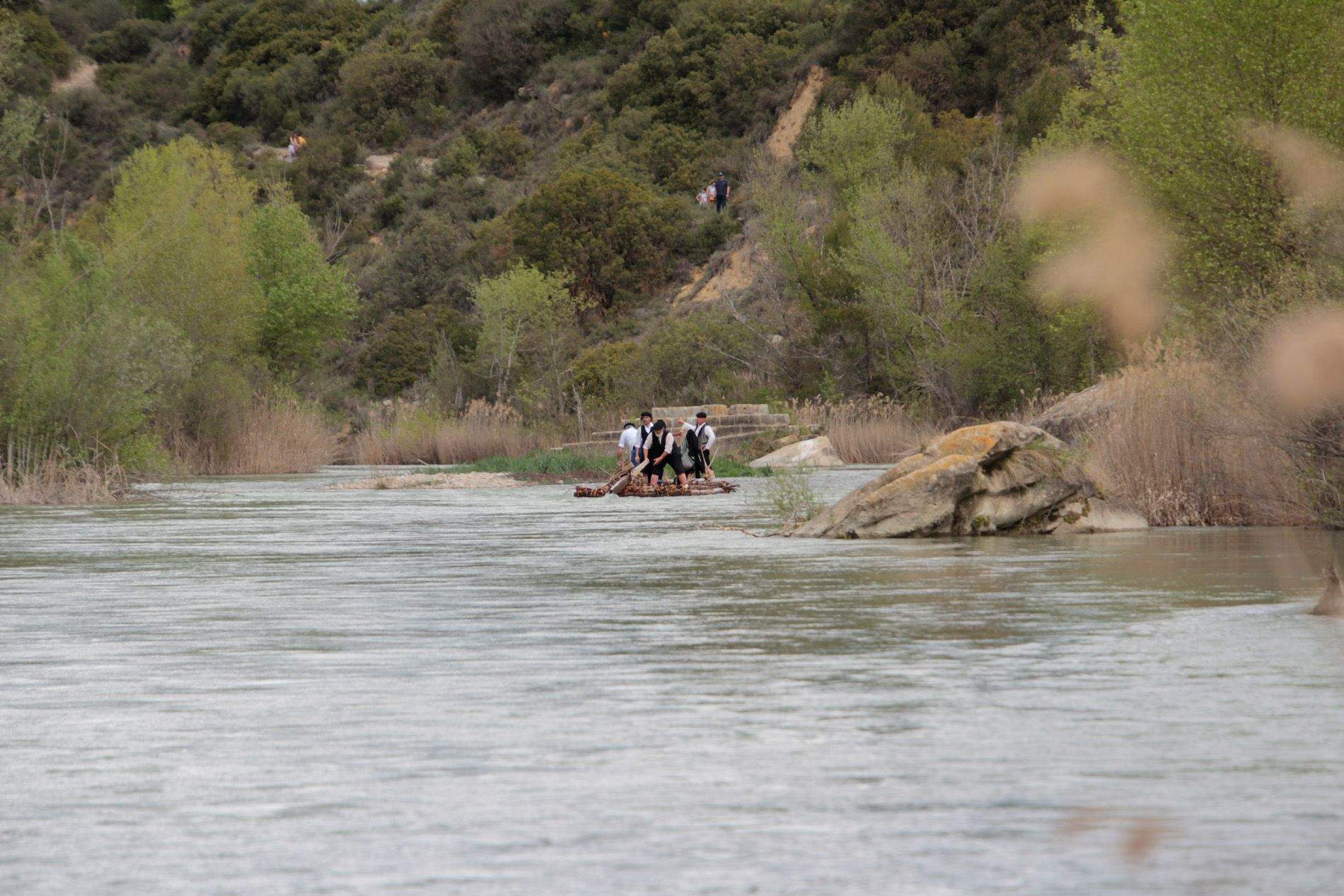 Descenso de navatas por el río Gállego. Foto: Amagoia La Cruz 
