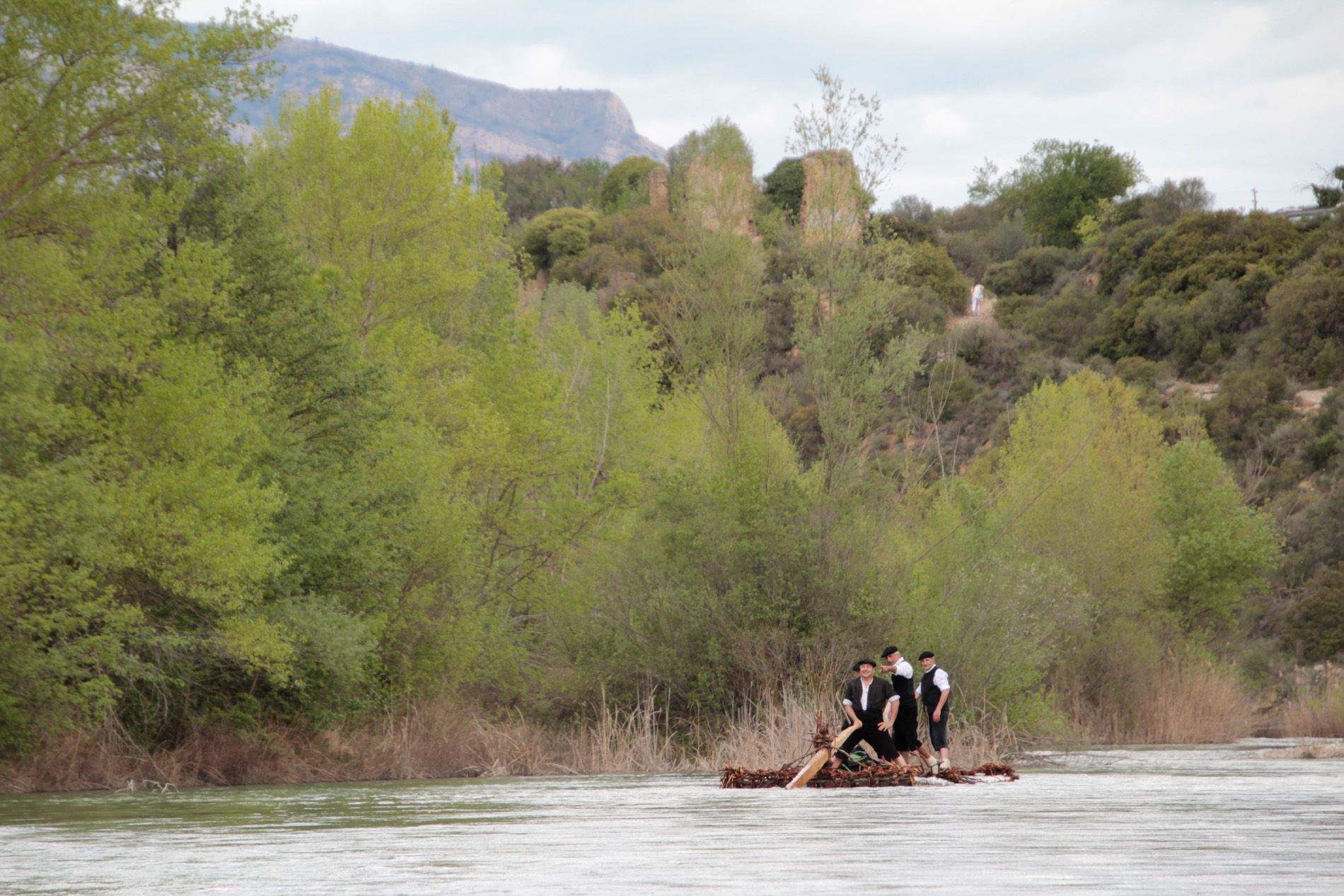 Descenso de navatas por el río Gállego. Foto: Amagoia La Cruz 