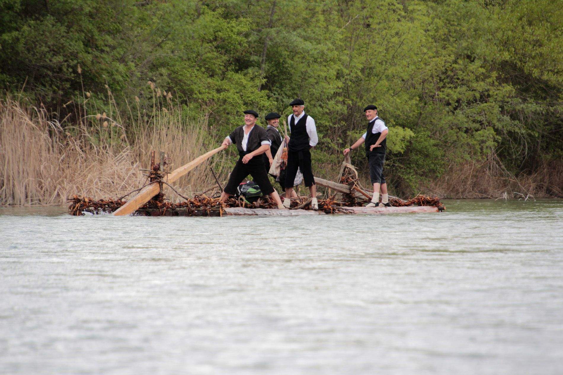 Descenso de navatas por el río Gállego. Foto: Amagoia La Cruz 