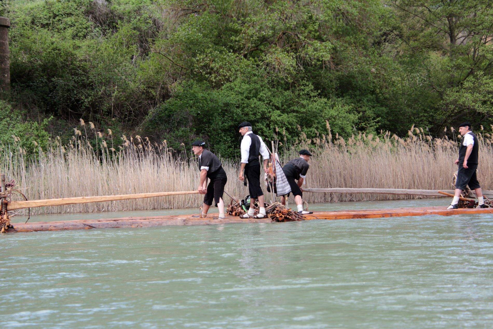 Descenso de navatas por el río Gállego. Foto: Amagoia La Cruz 