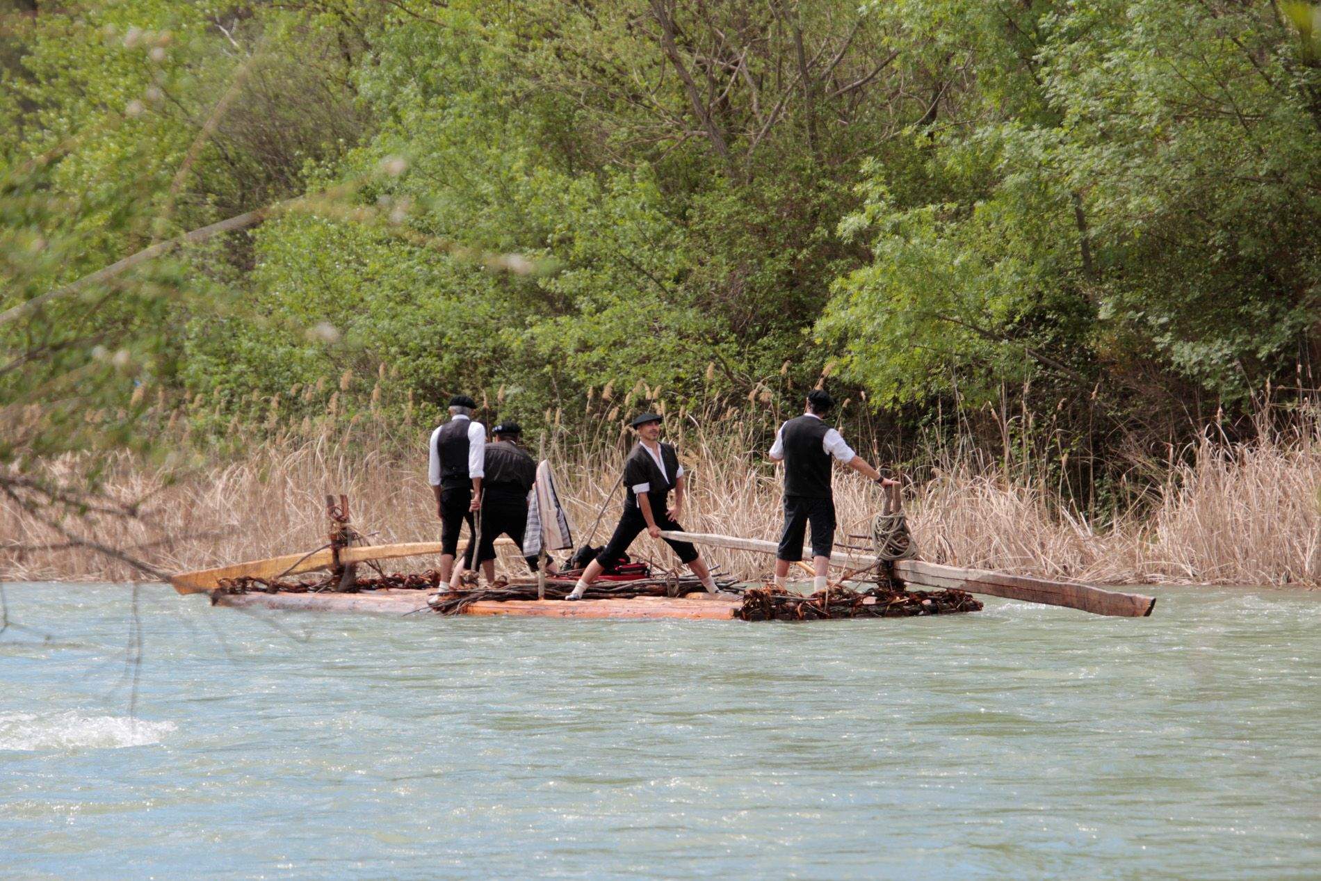 Descenso de navatas por el río Gállego. Foto: Amagoia La Cruz 