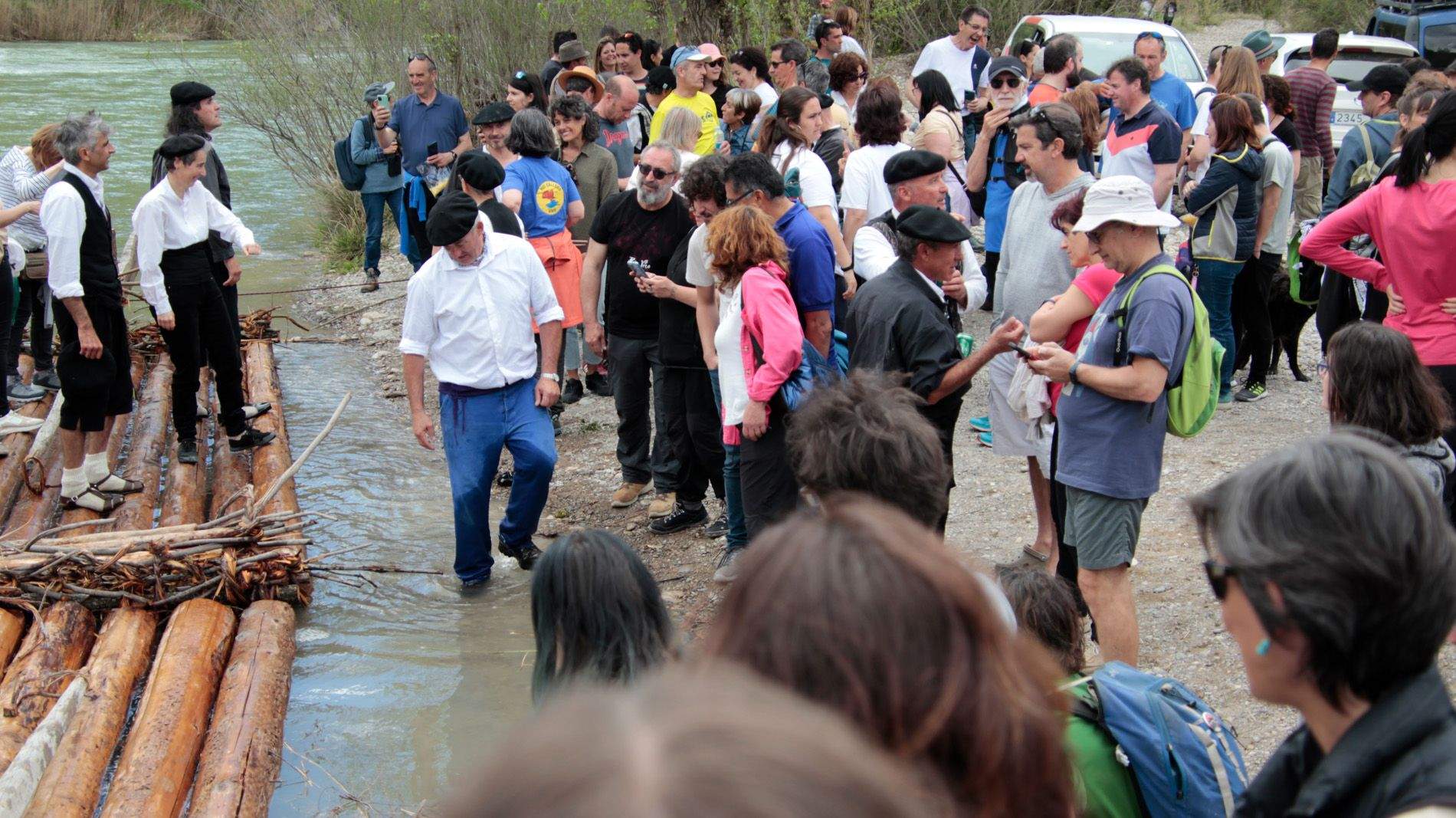 Descenso de navatas por el río Gállego. Foto: Amagoia La Cruz 