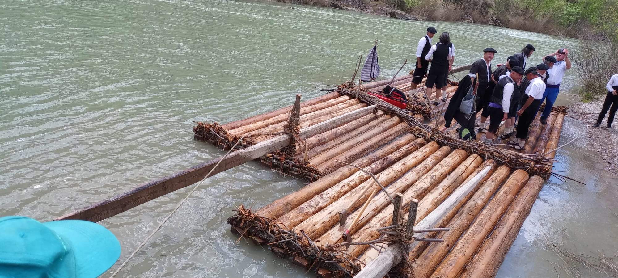 Descenso de navatas por el río Gállego. Foto: Mariano Martínez