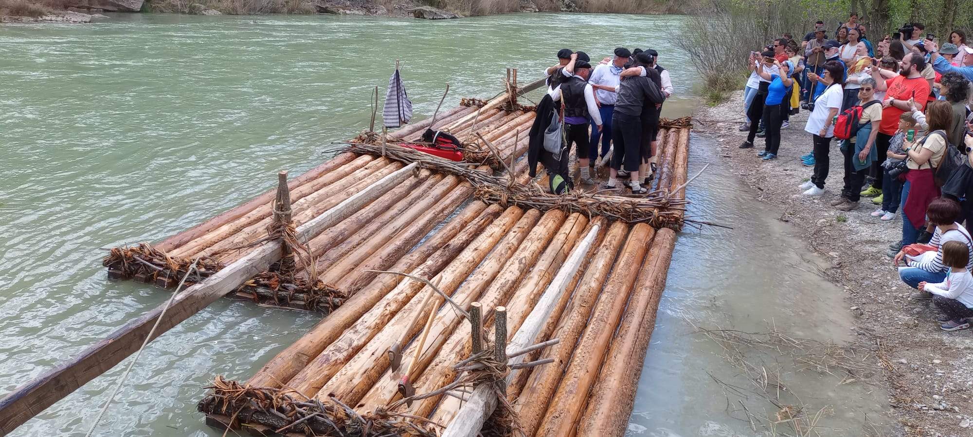 Descenso de navatas por el río Gállego. Foto: Mariano Martínez