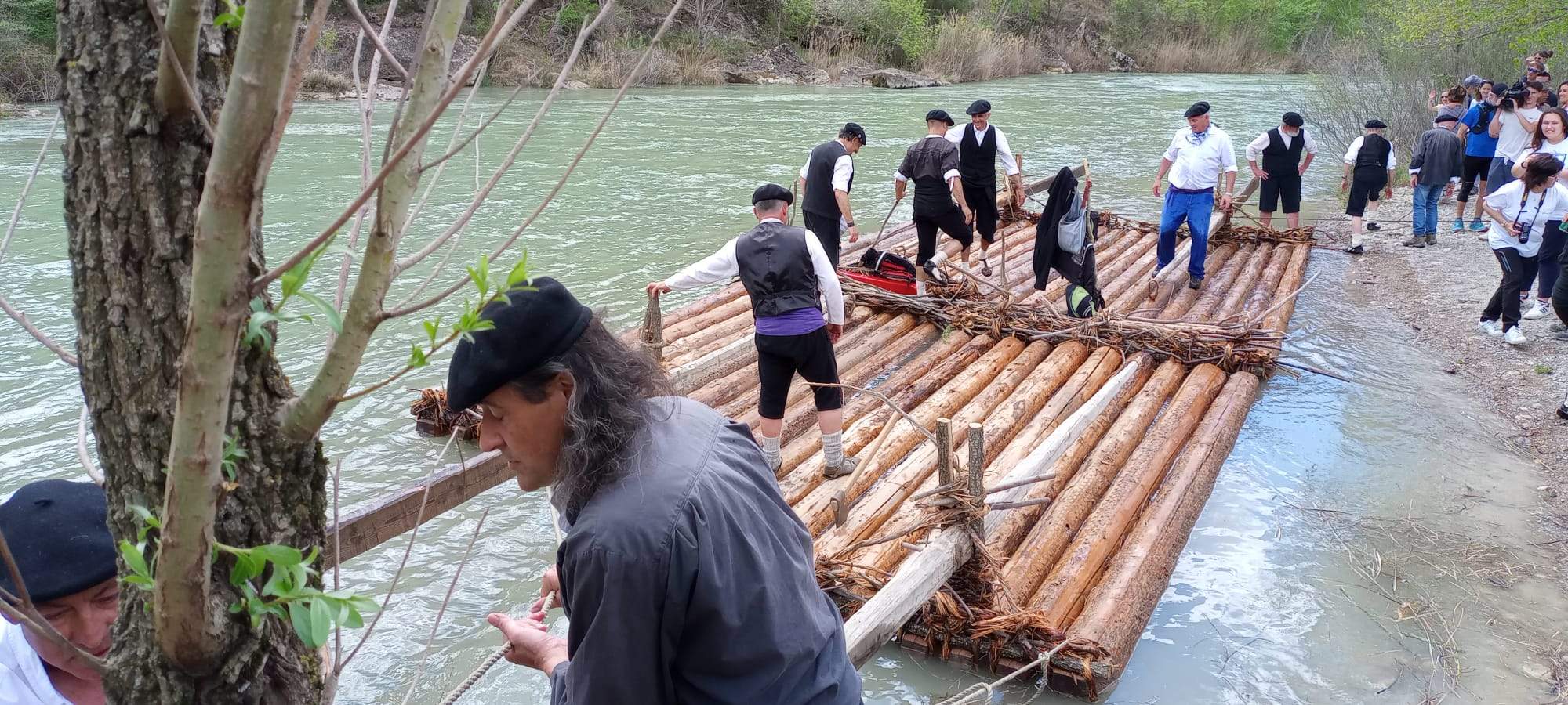 Descenso de navatas por el río Gállego. Foto: Mariano Martínez