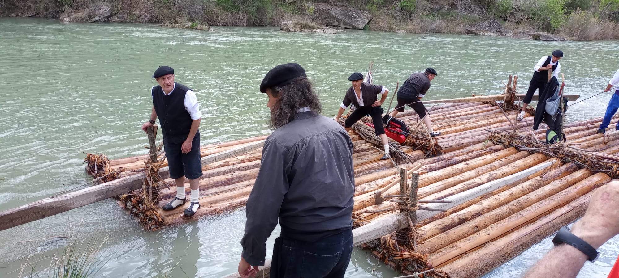 Descenso de navatas por el río Gállego. Foto: Mariano Martínez
