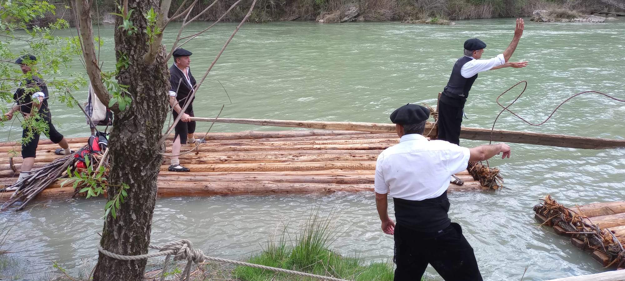  Descenso de navatas por el río Gállego. Foto: Mariano Martínez
