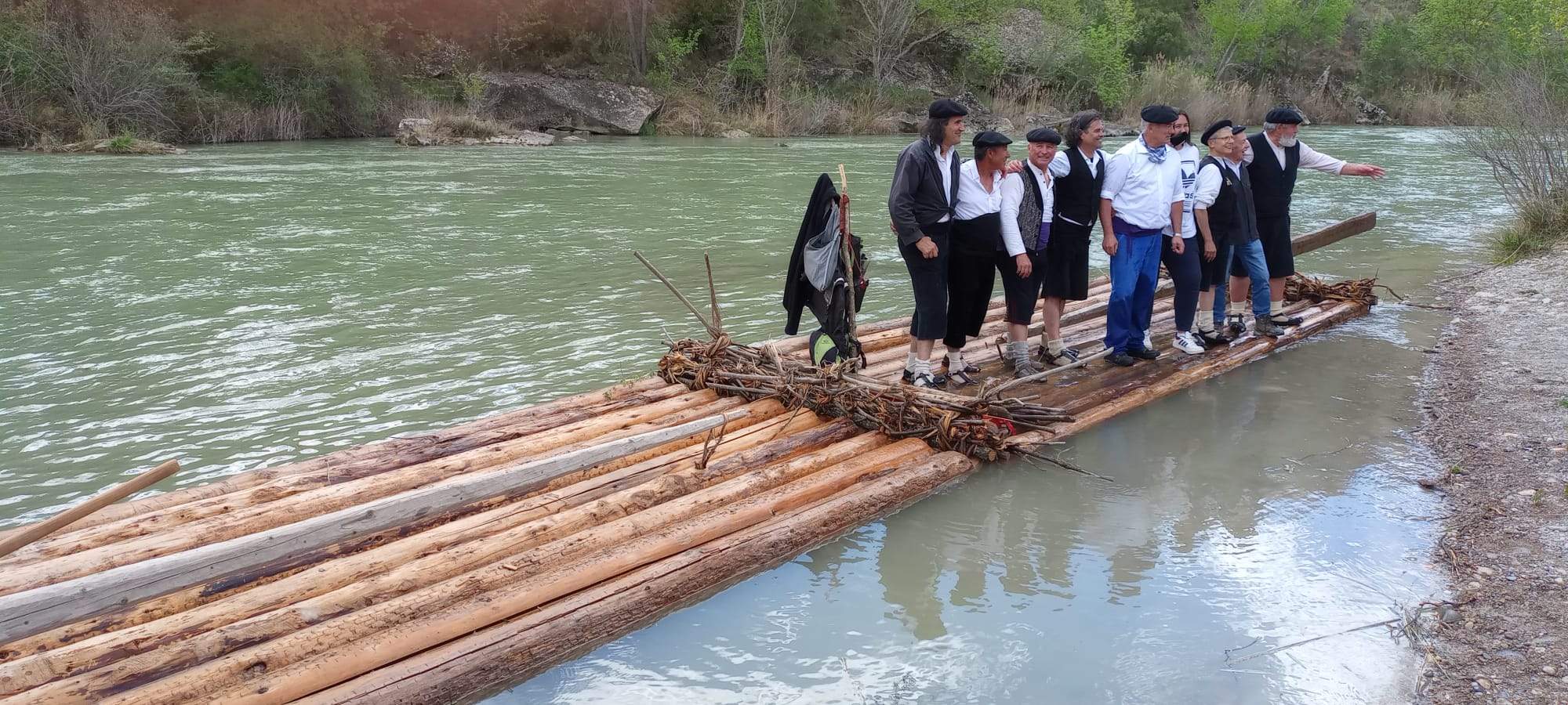 Descenso de navatas por el río Gállego. Foto: Mariano Martínez