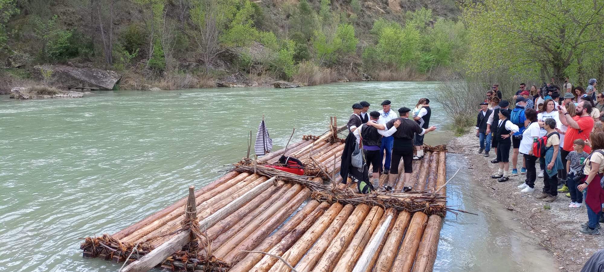 Descenso de navatas por el río Gállego. Foto: Mariano Martínez