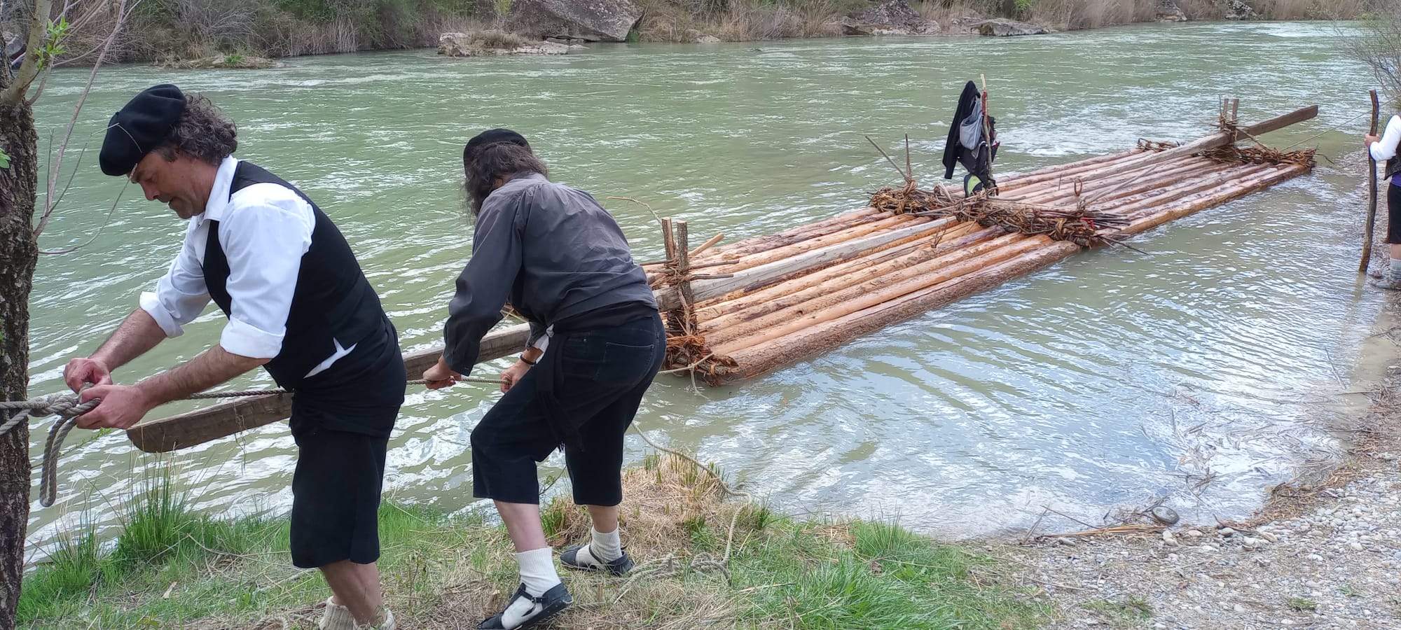 Descenso de navatas por el río Gállego. Foto: Mariano Martínez