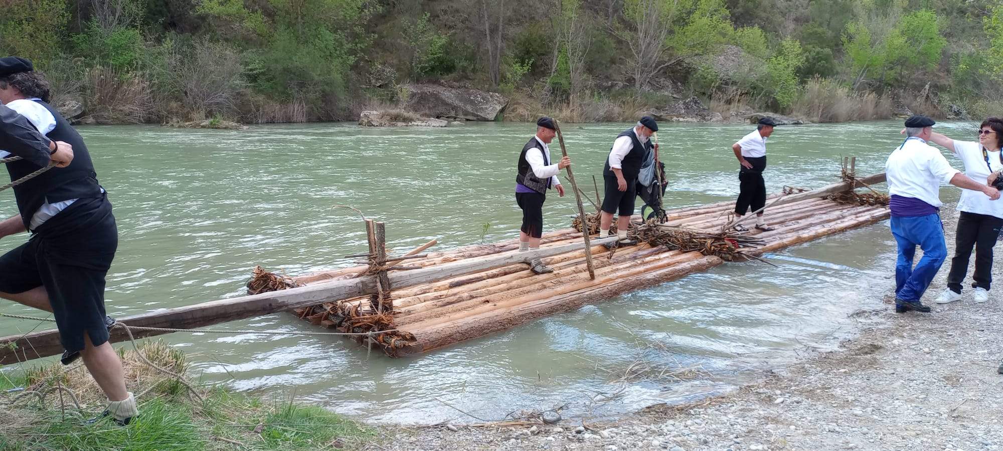 Descenso de navatas por el río Gállego. Foto: Mariano Martínez