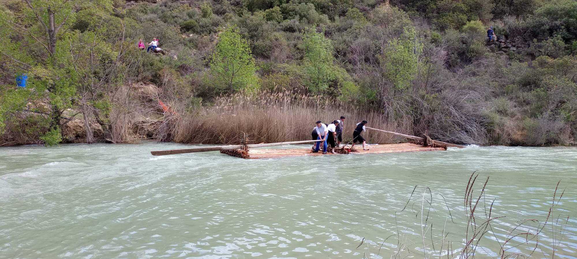 Descenso de navatas por el río Gállego. Foto: Mariano Martínez