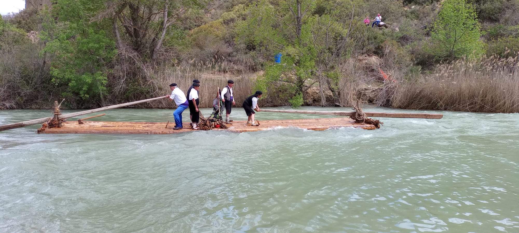 Descenso de navatas por el río Gállego. Foto: Mariano Martínez