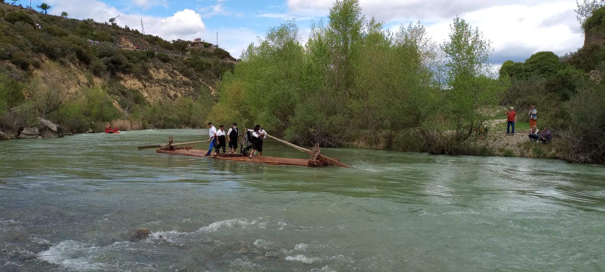 Descenso de navatas por el río Gállego. Foto: Mariano Martínez