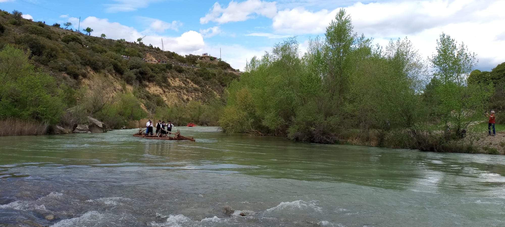 Descenso de navatas por el río Gállego. Foto: Mariano Martínez
