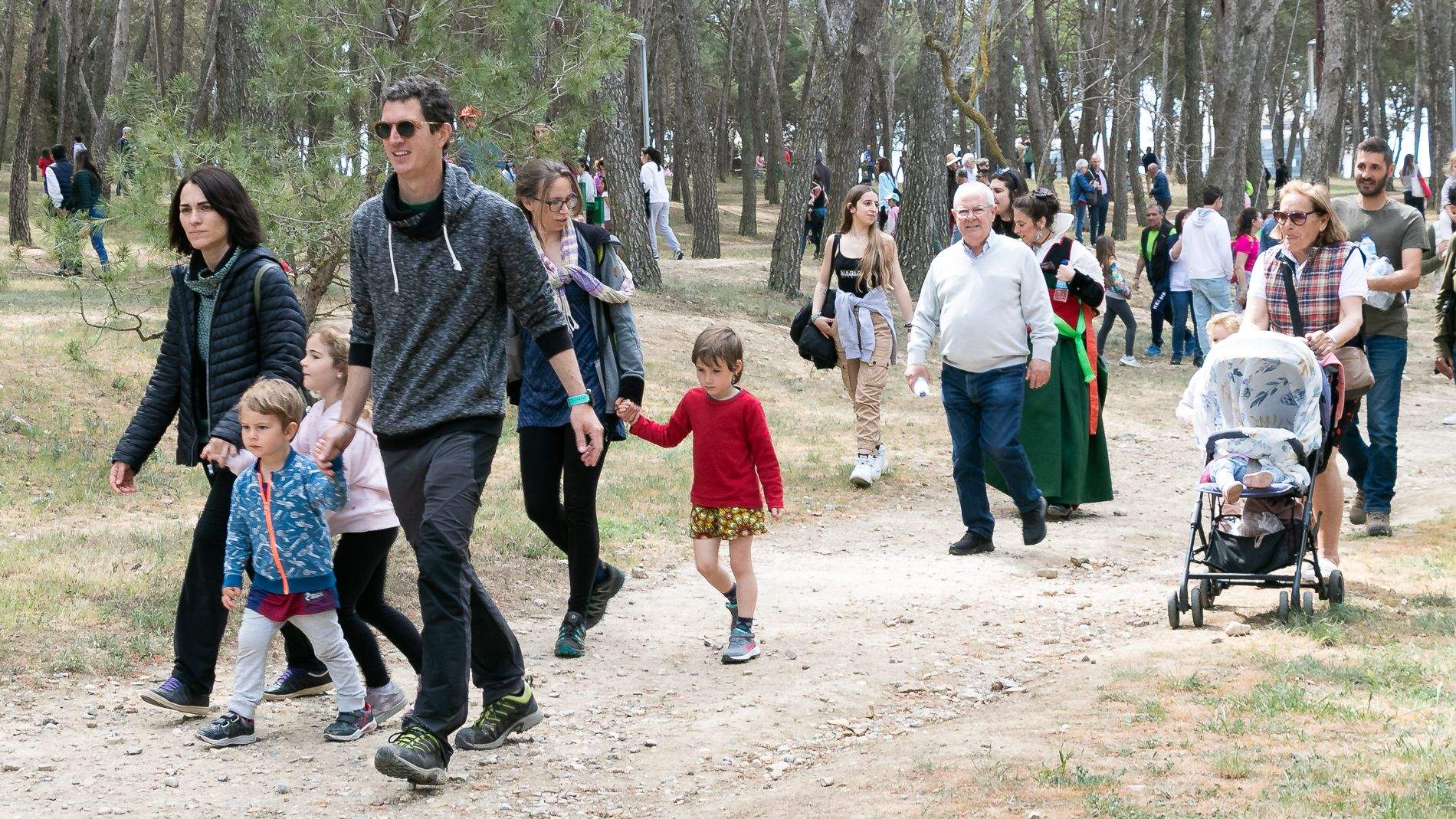 Celebración en Huesca de la fiesta de San Jorge en el cerro. Foto: Estela Alcay