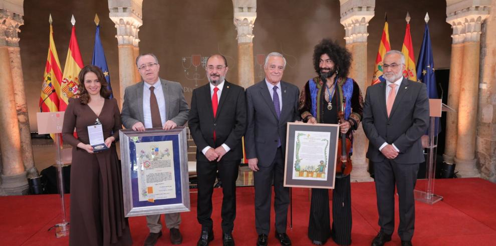Las principales autoridades se Aragón, con el Premio Aragón, el de las Cortes y la medalla al mérito profesional.