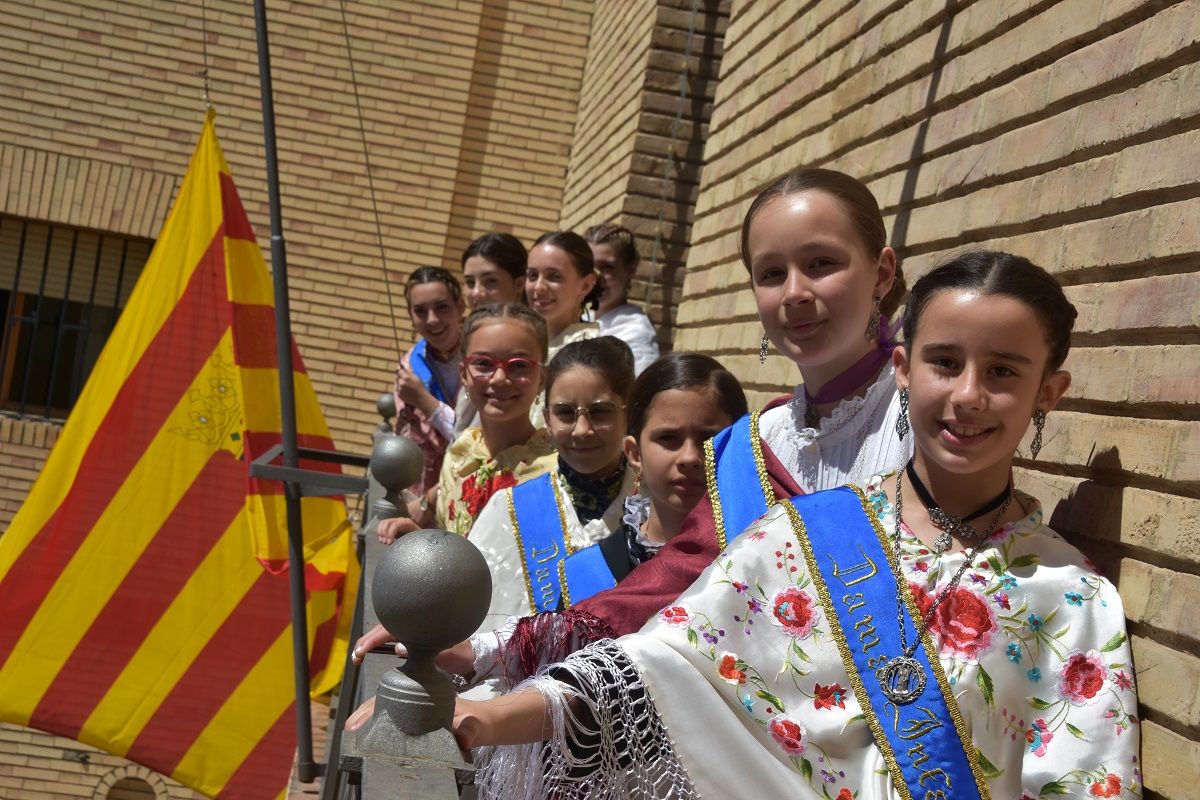 Izado de bandera de las Damas de las Fiestas como colofón de la fiesta de San Jorge en Barbastro