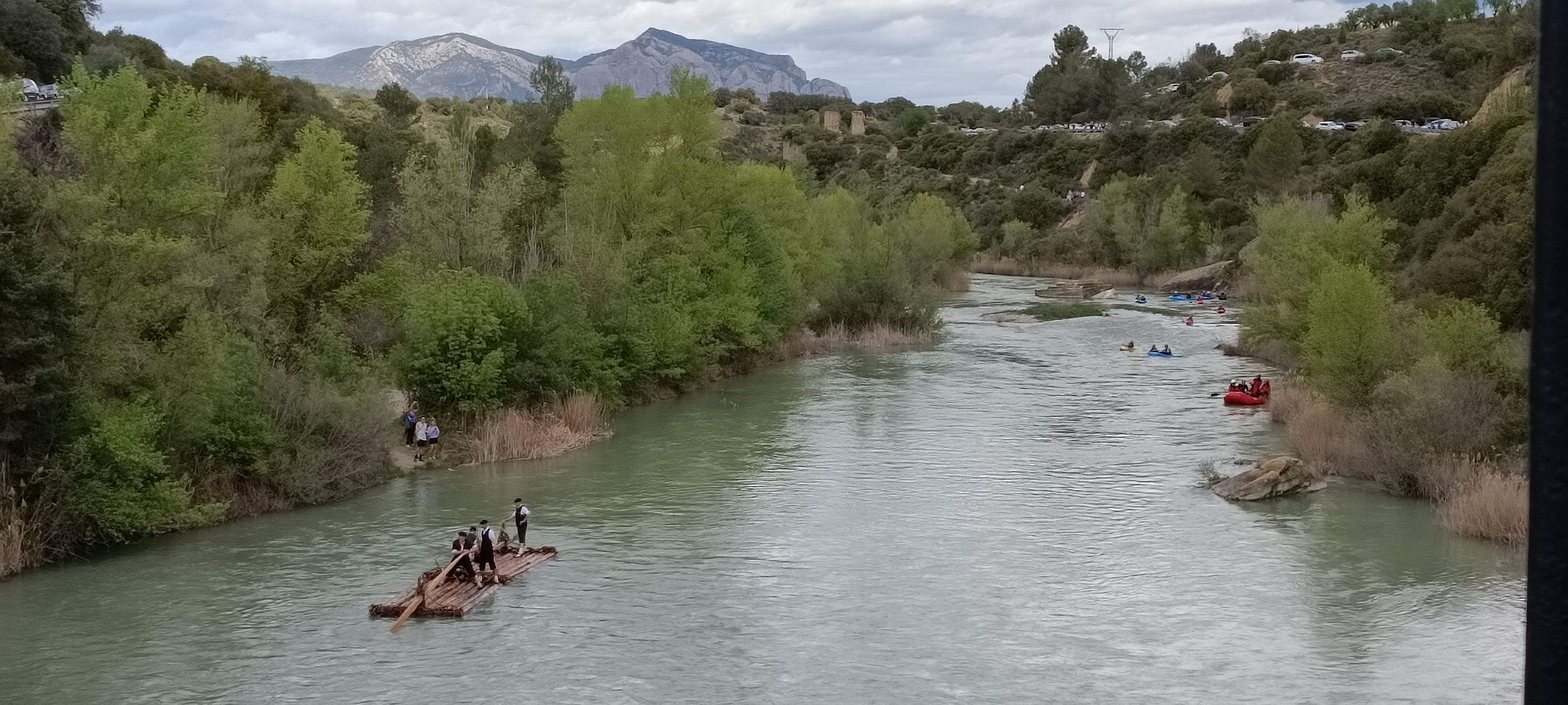 Descenso de navatas por el río Gállego.