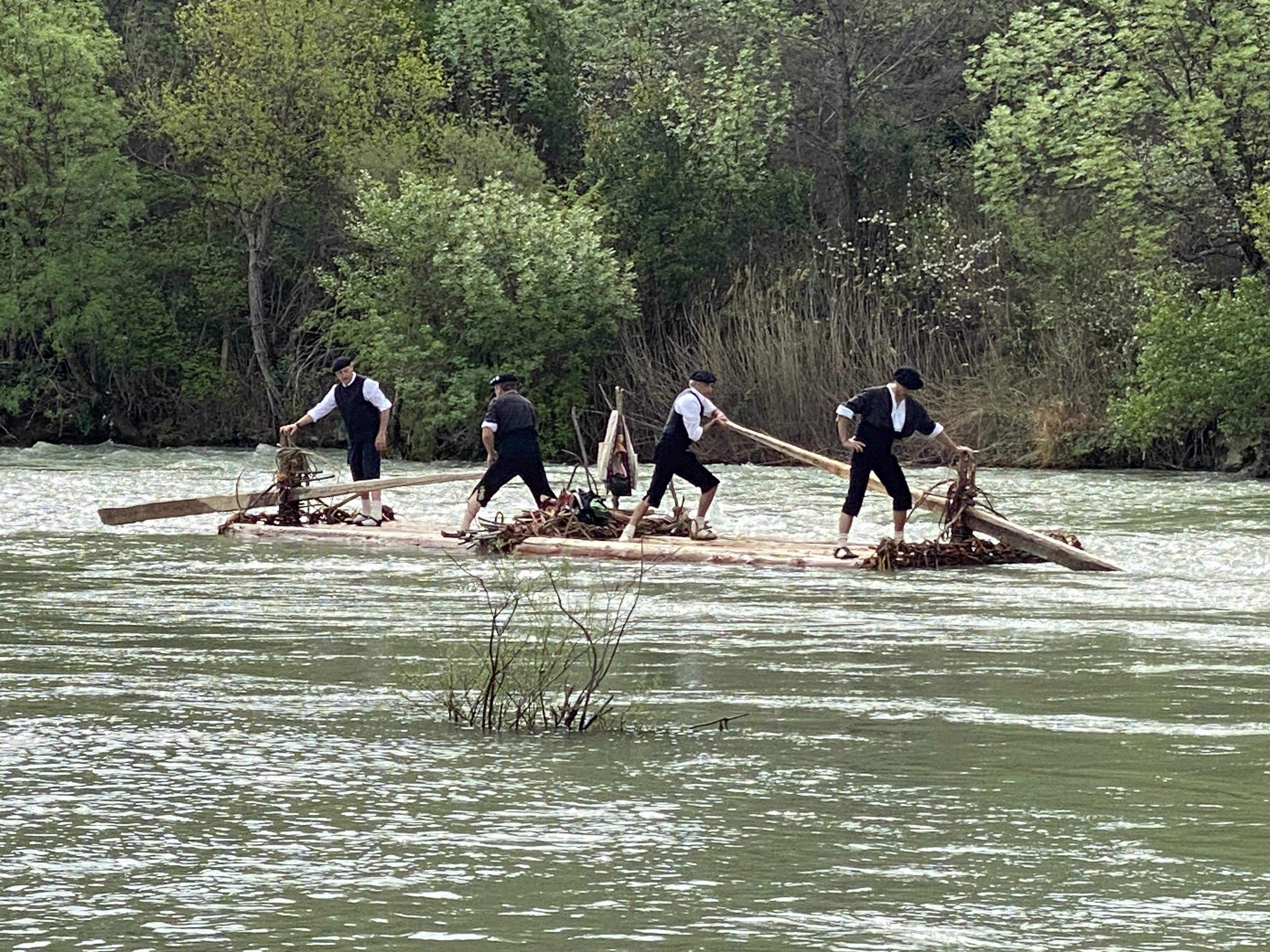 Descenso de nabatas por el río Gállego de la Asociación de Nabateros d´a Galliguera.