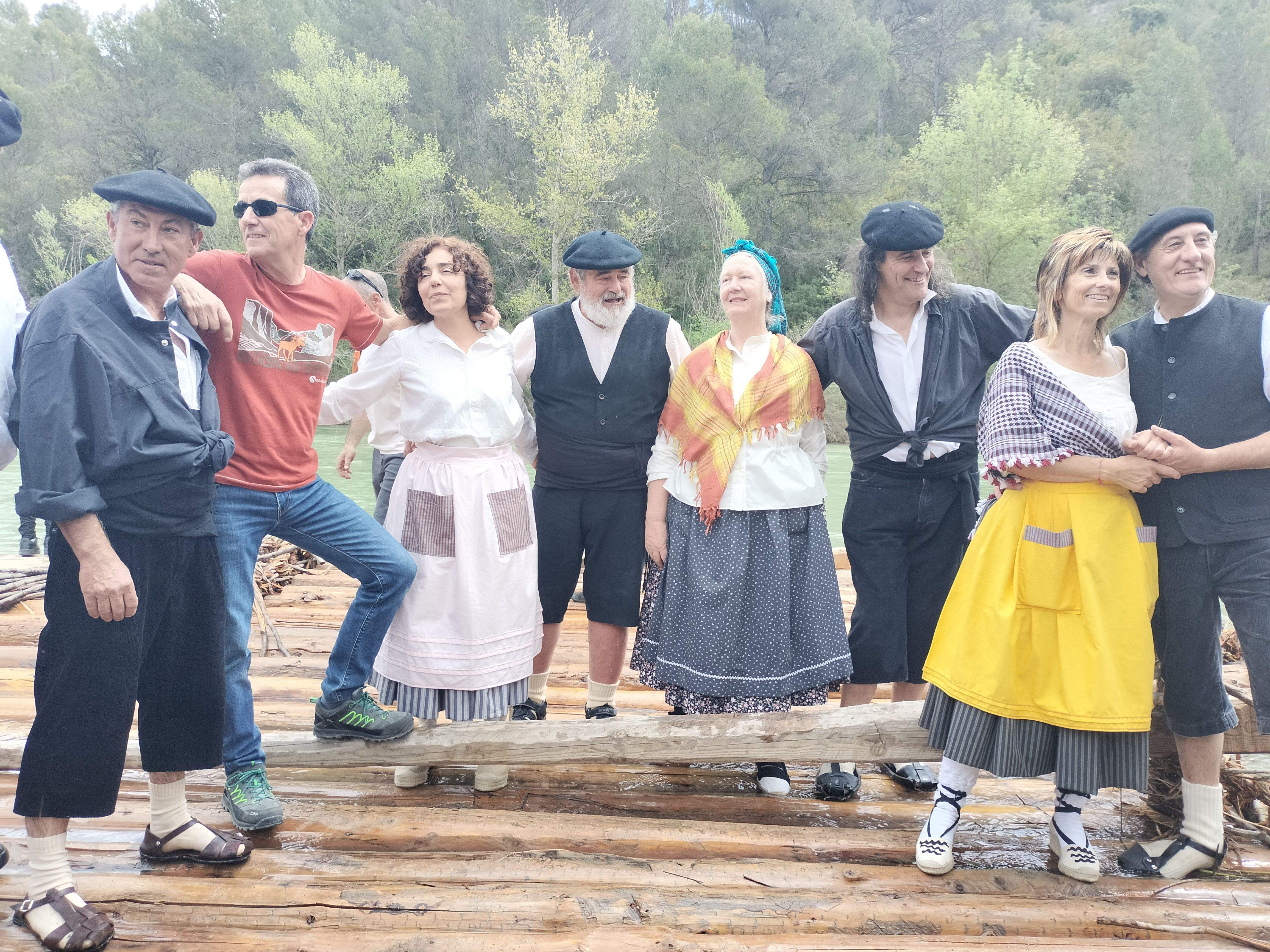 Descenso de navatas por el río Gállego.